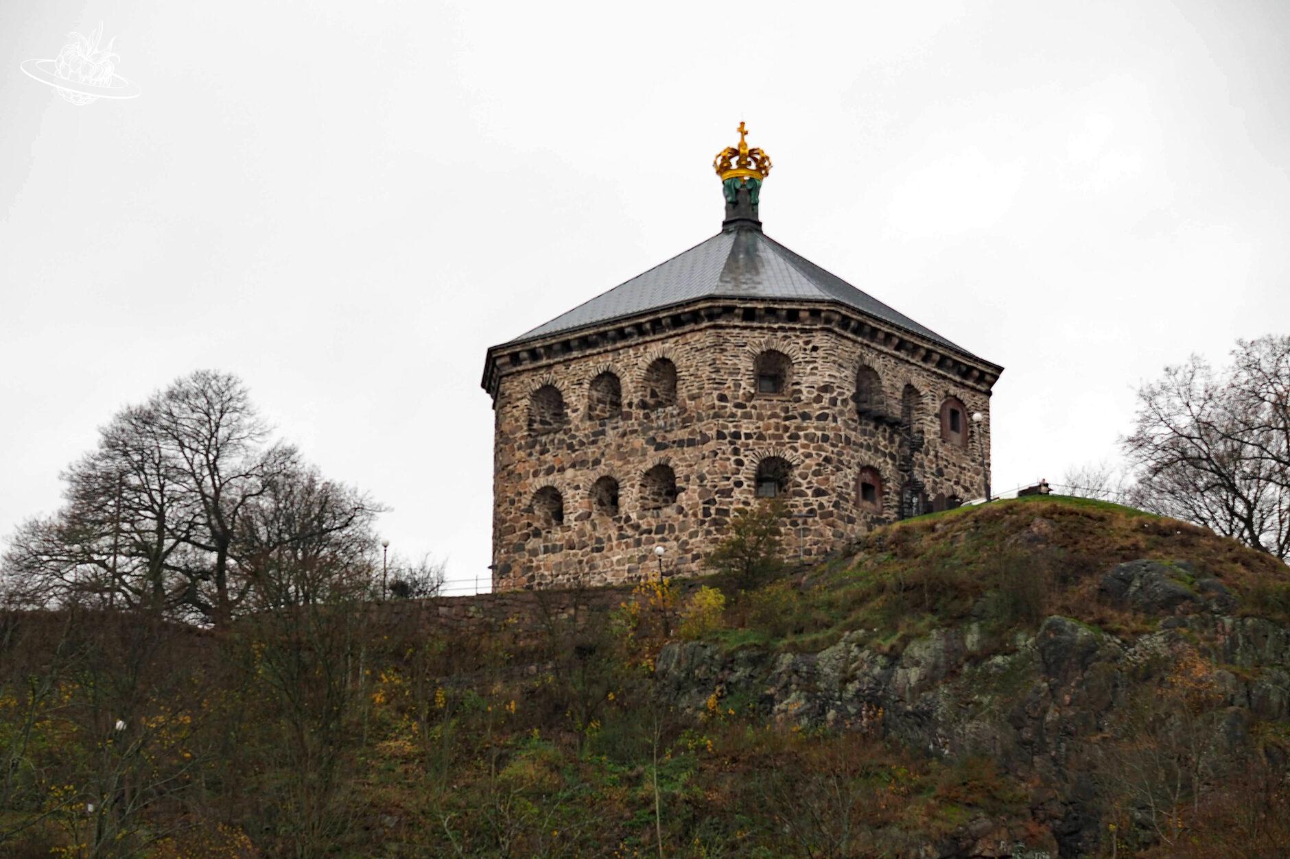 Historischer Turm auf einem Hügel