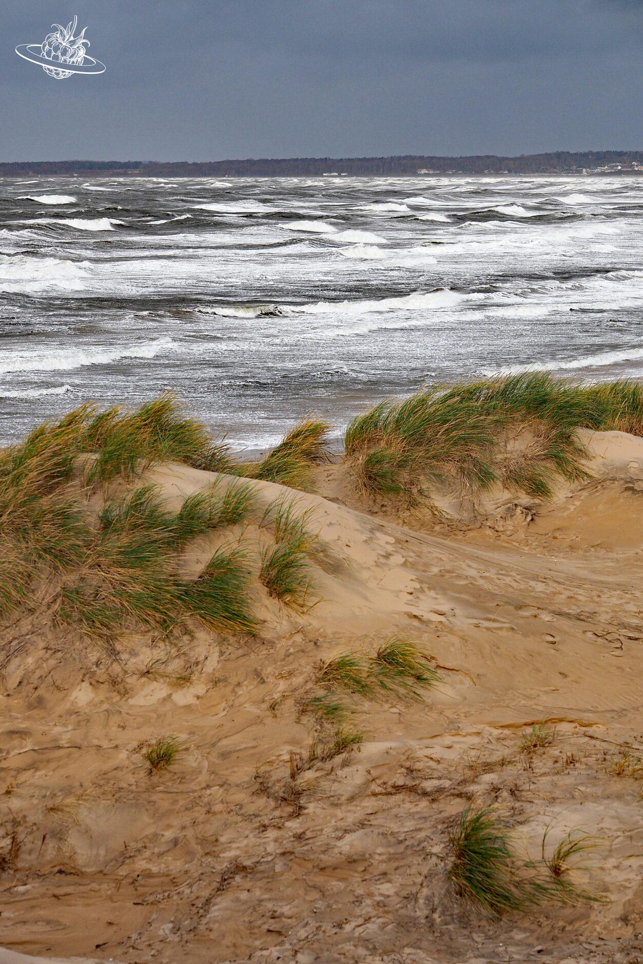 Stürmische See mit Sanddüne im Vordergrund