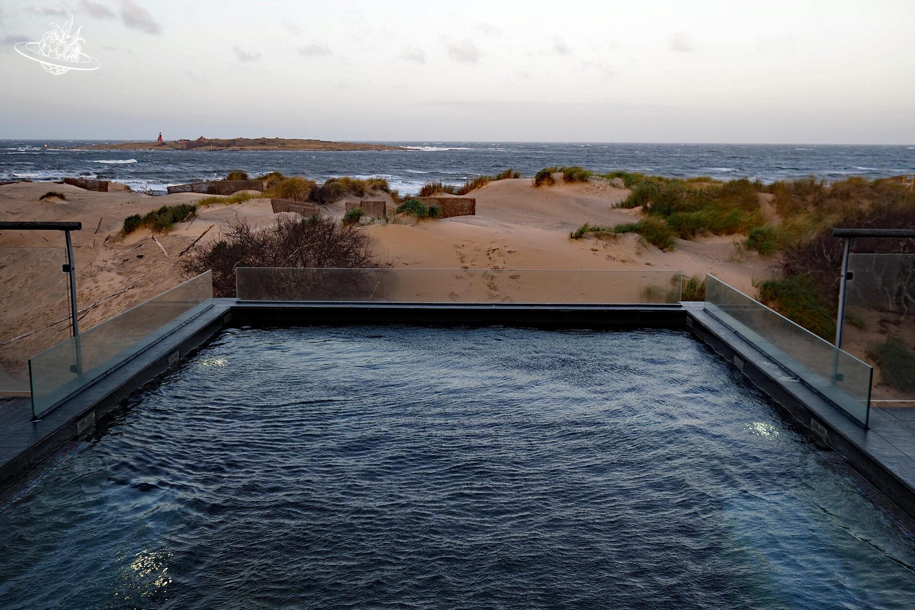 Outdoor-Pool mit dem Meer im Hintergrund