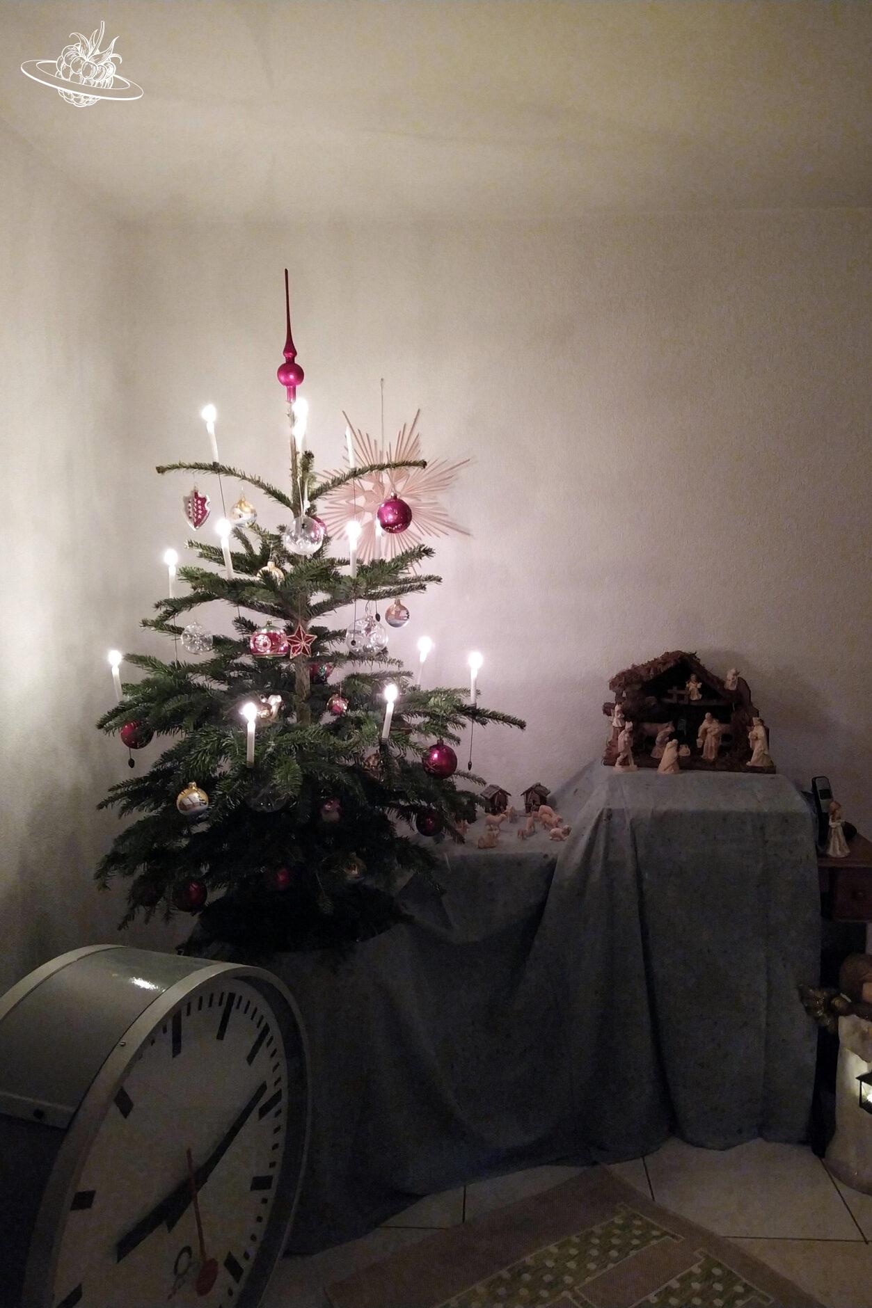 Weihnachtsbaum im Wohnzimmer