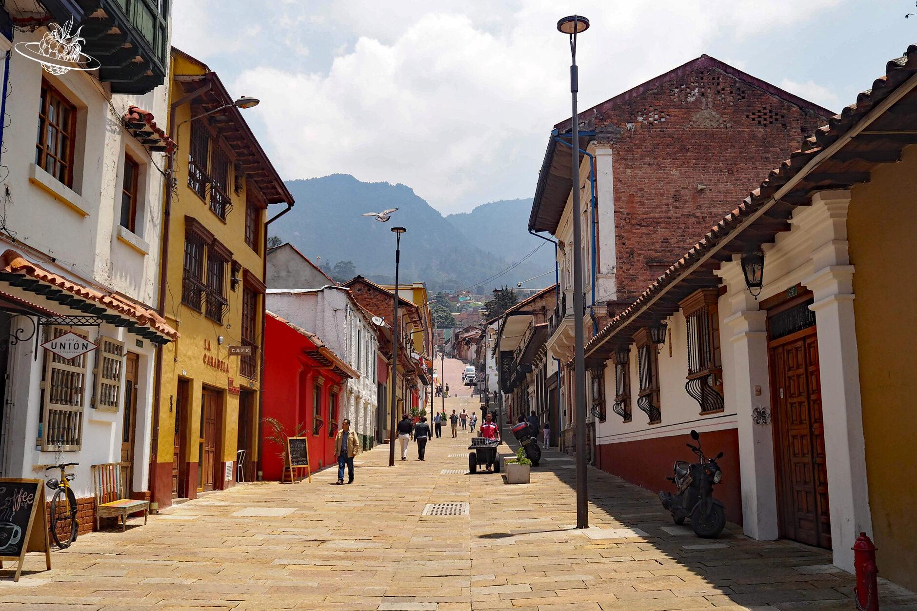 Gasse in Bogota mit Blick auf die Berge
