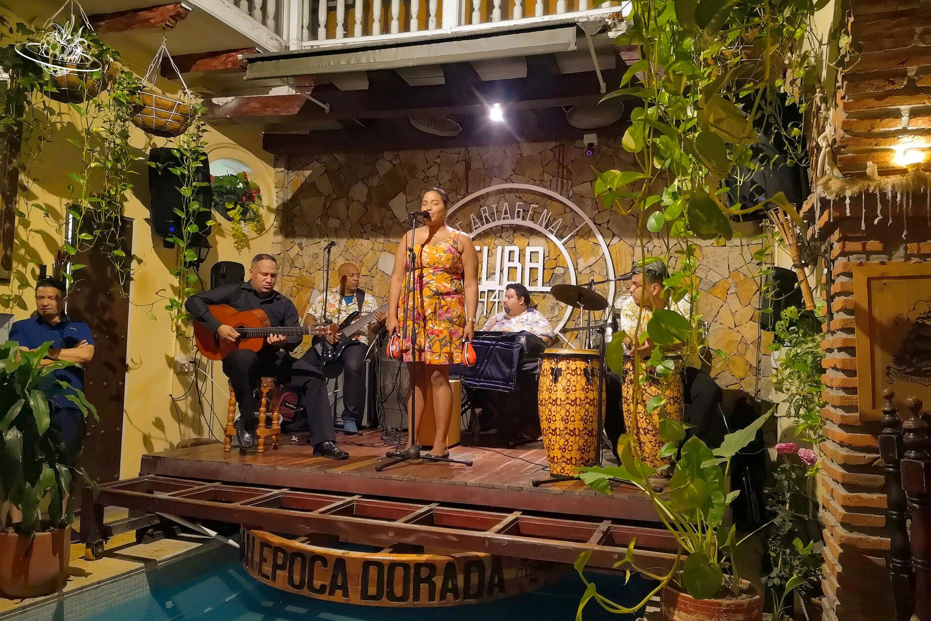 Kubanische Musikgruppe spielt auf einer kleinen Bühne