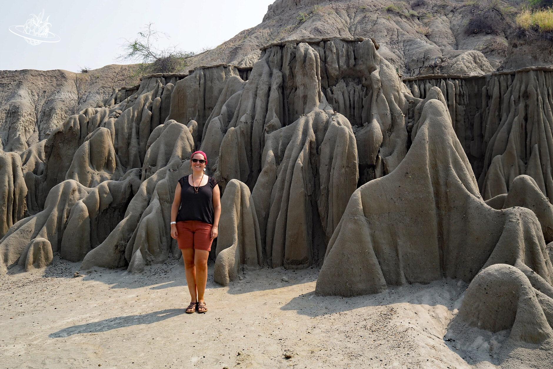 Andrea vor Felsformationen in der grauen Wüste