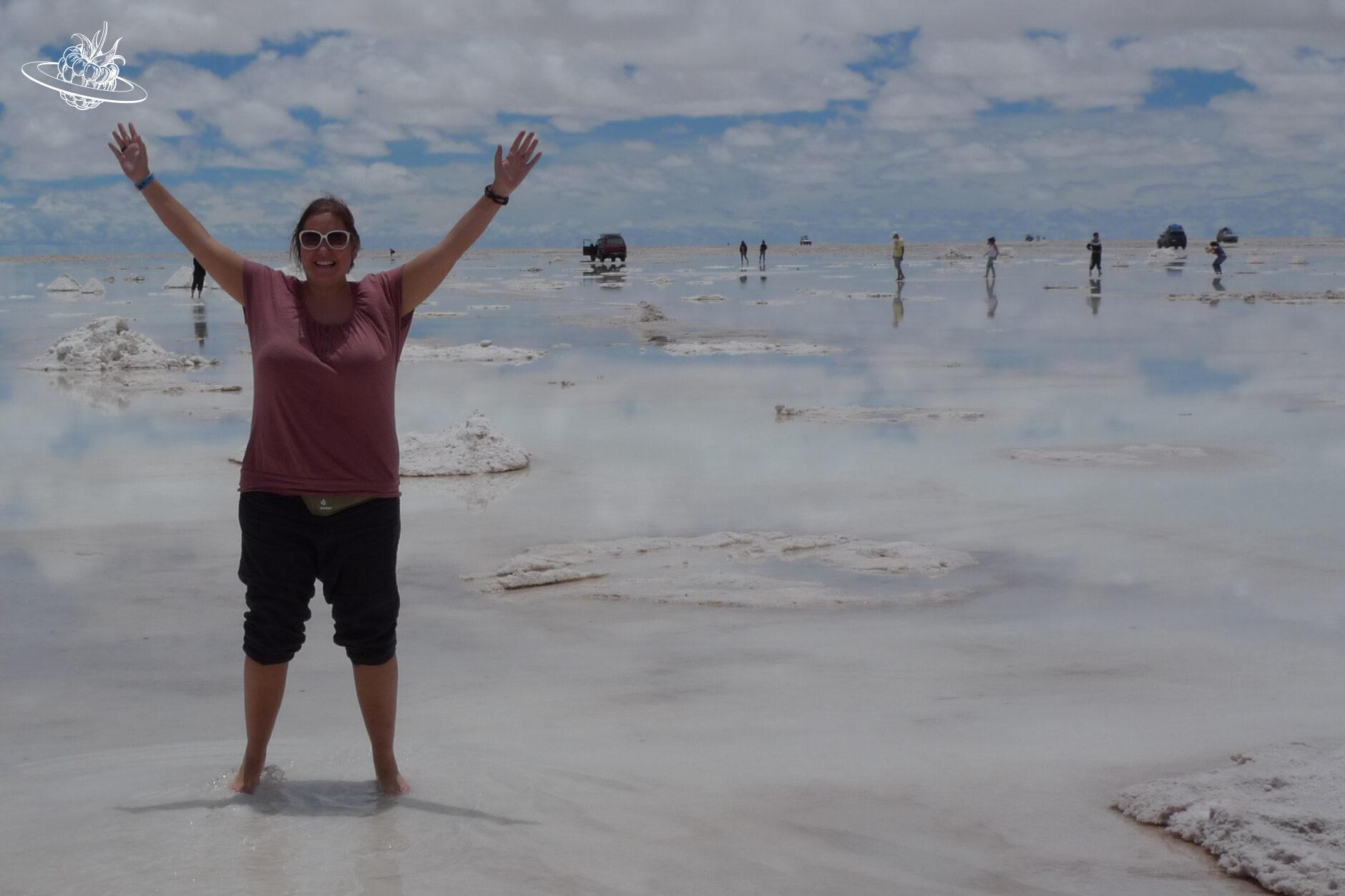 Frau im Wolkenmeer, das so erscheint, wegen der Spiegelung des Salzmeers