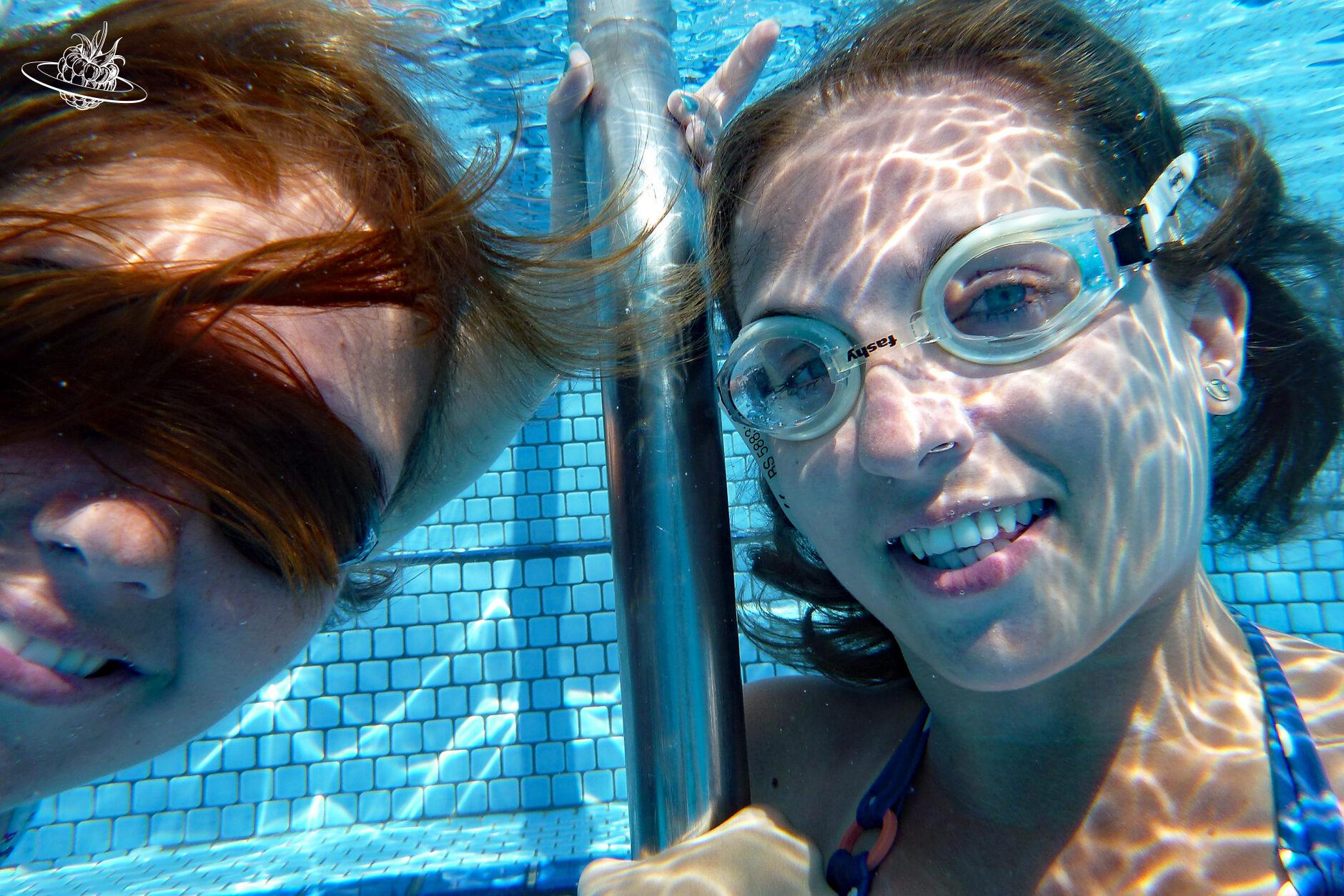 zwei frauen unter wasser