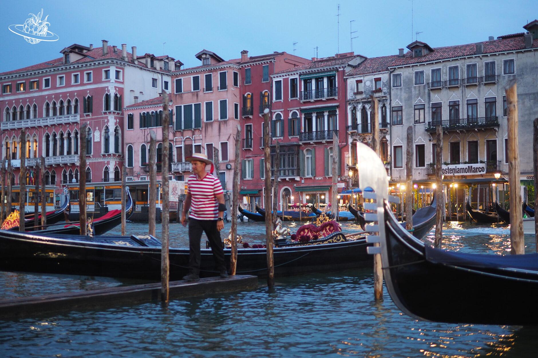 Ein Mann steht am Kanal von Venedig