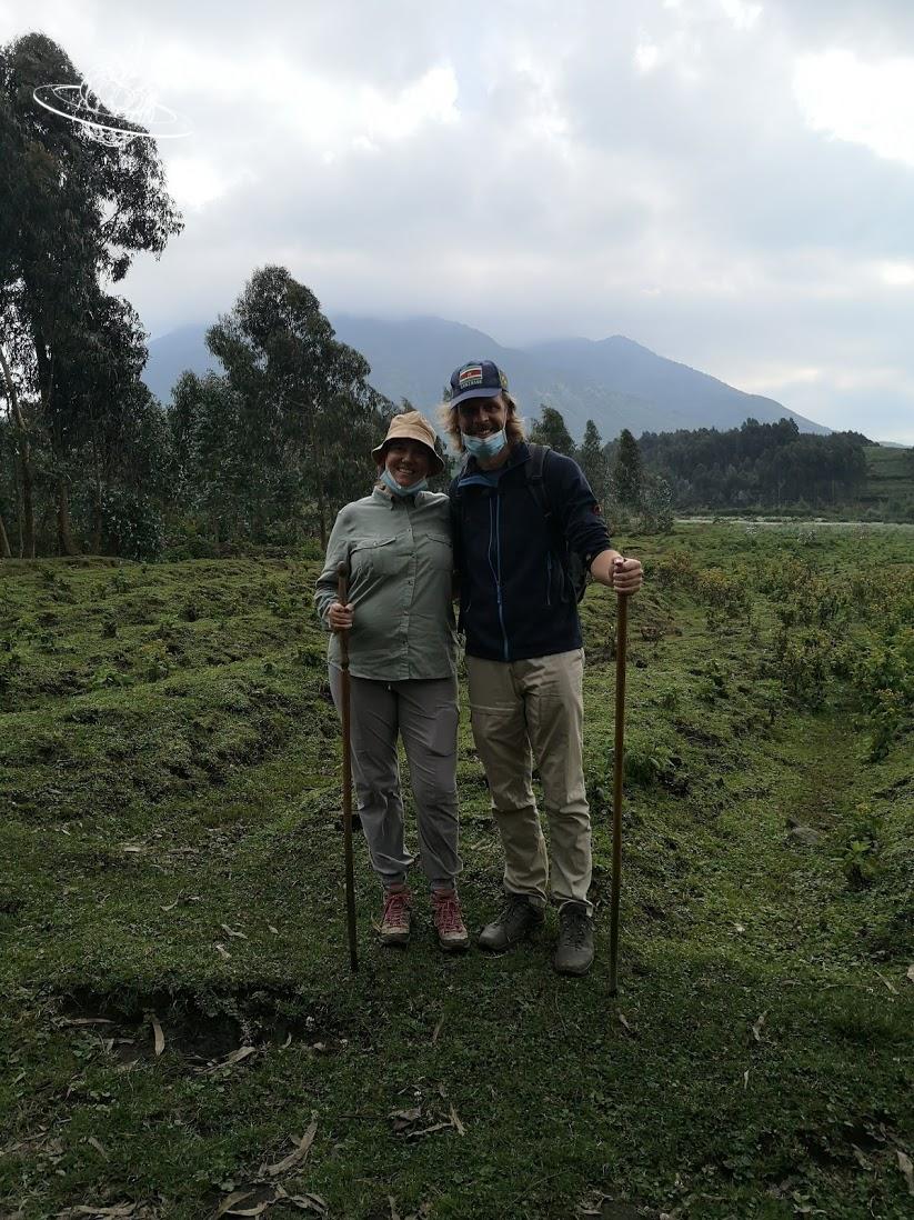 zwei touristen in Ruanda mit Maske