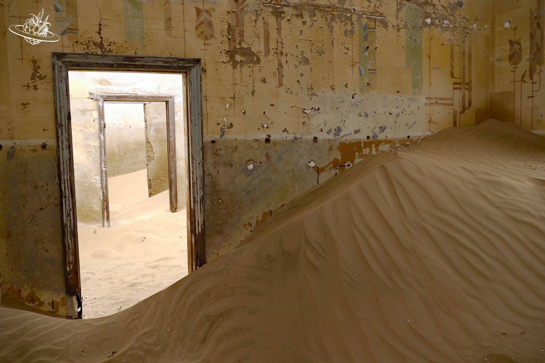 Altes Haus mit Sand gefüllt