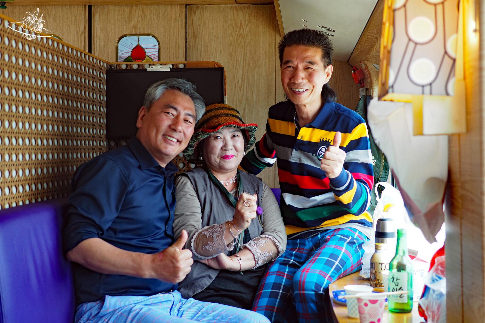 3 Koreaner im Touristenzug in Korea