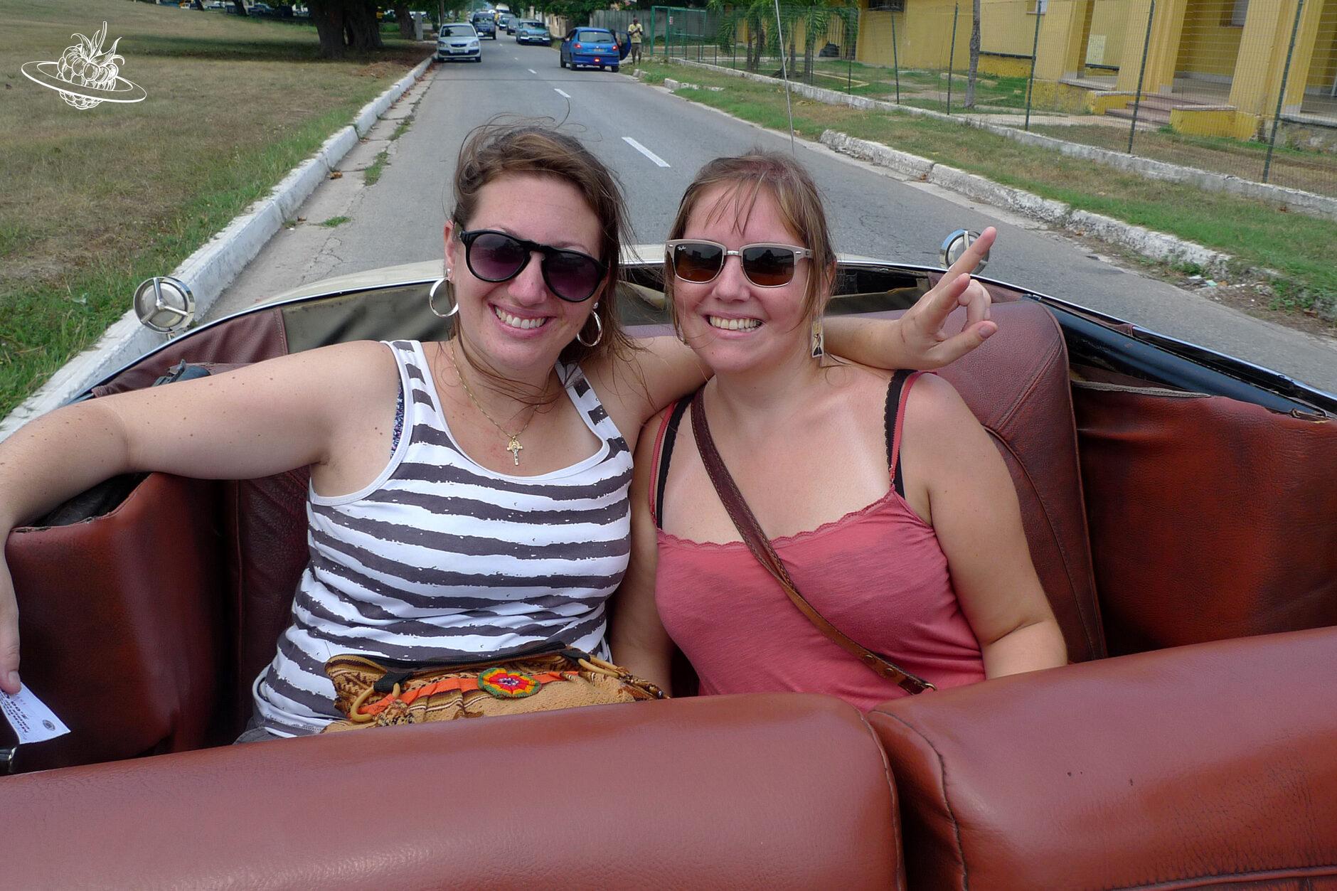 zwei frauen im cadillac