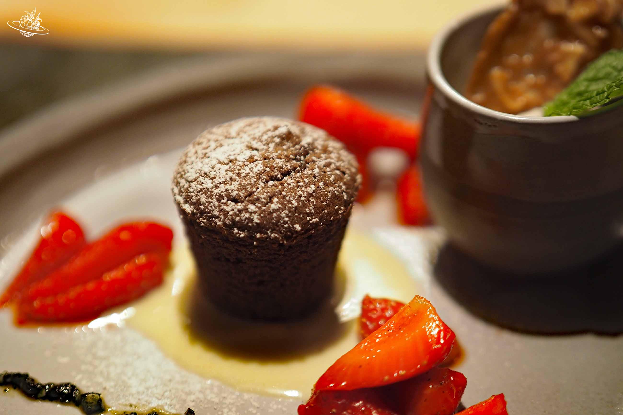 Dessert mit Schokoladenkuchen und Erdbeeren