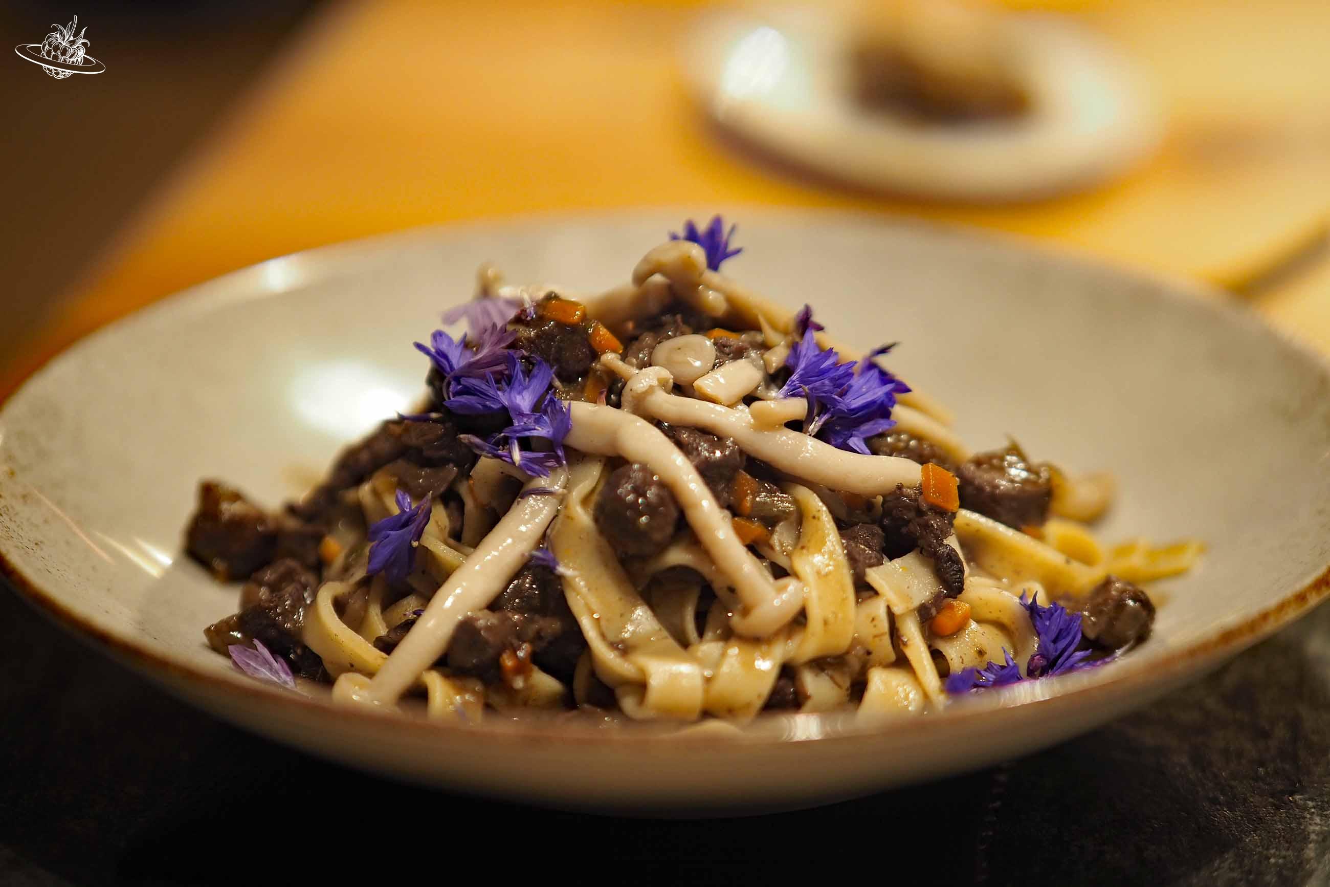 Teller mit Teigwaren, Ragout und Pilzen