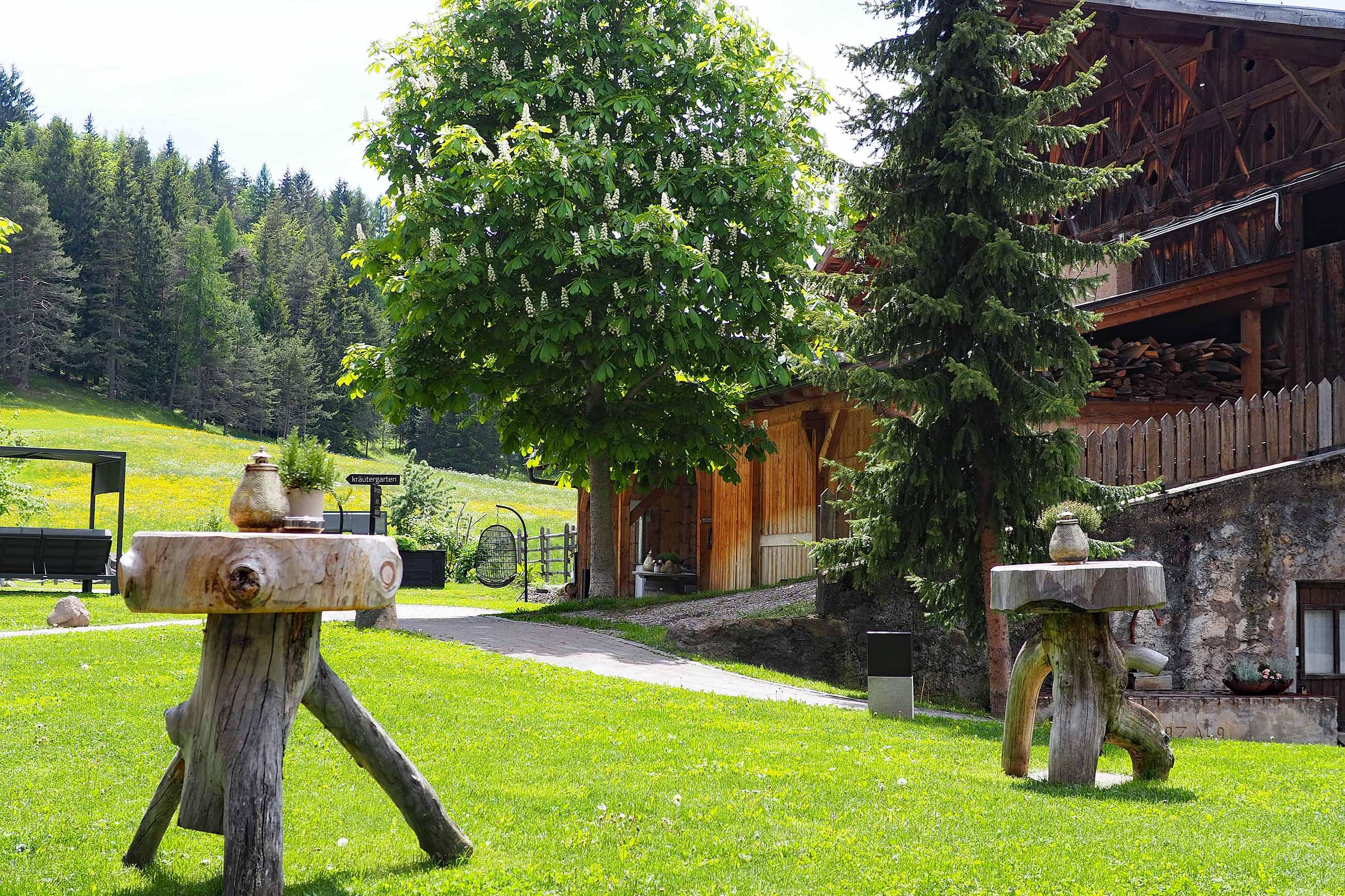 Garten mit altem Bauernhaus im Hintergrund