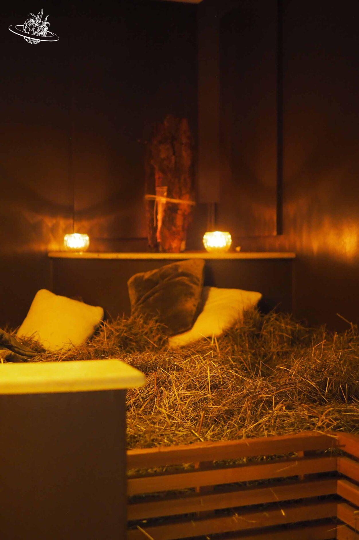 Ruhebereich in der Sauna mit Stroh