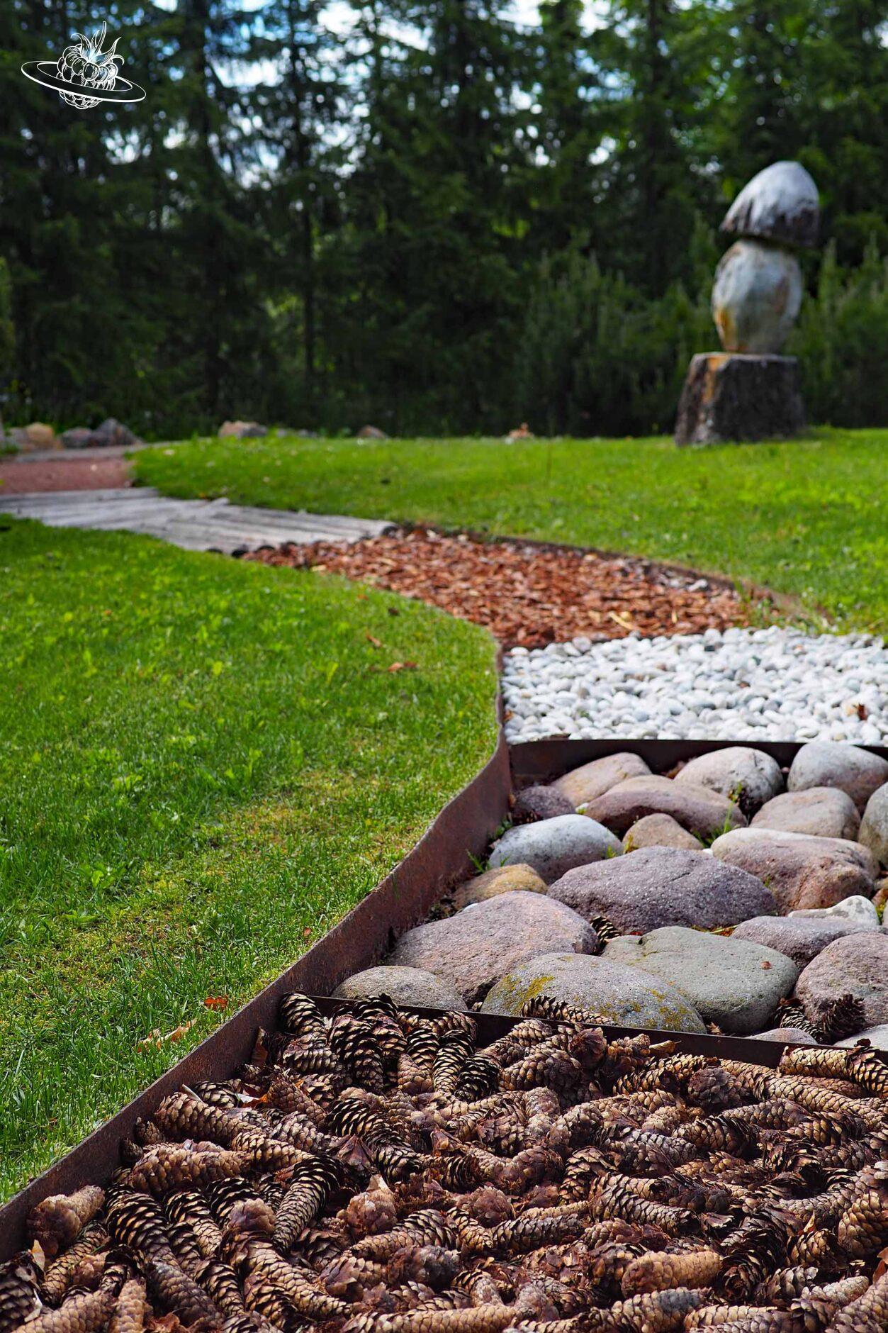 Barfussweg mit verschiedenen natürlichen Untergründen