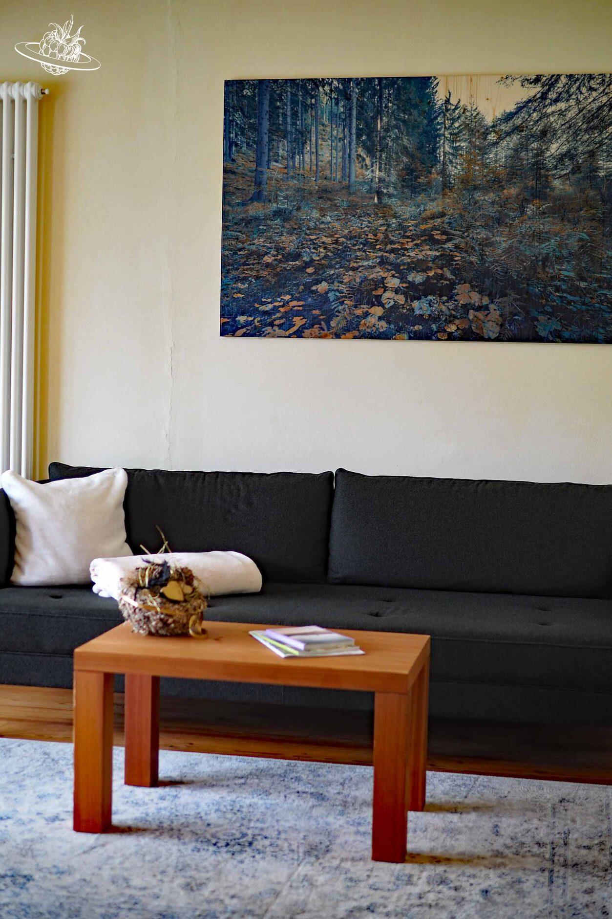 Sofa mit Beistelltisch im Hotelzimmer