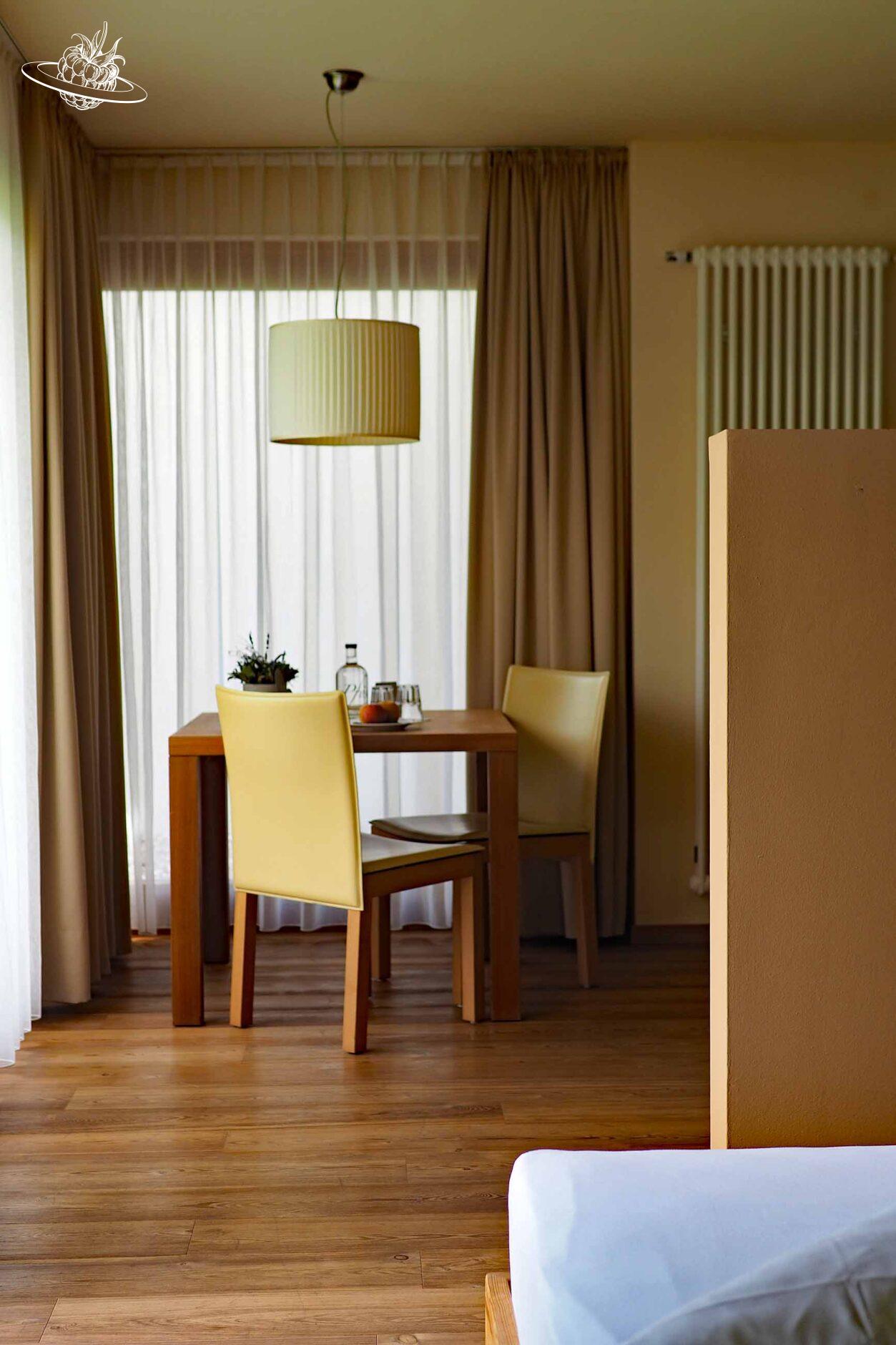 Tisch mit zwei Stühlen im Hotelzimmer