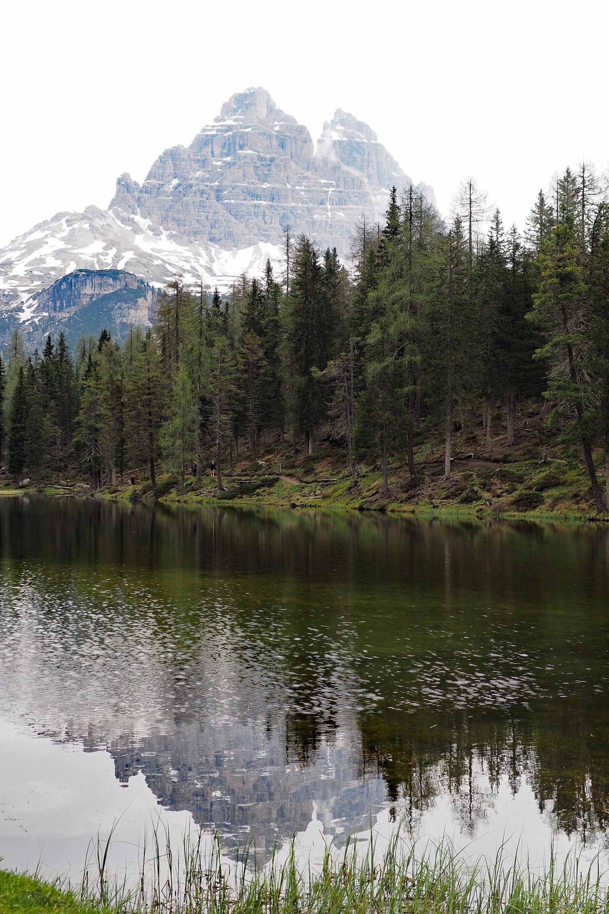 Bergsee mit zwei Bergen im Hintergrund