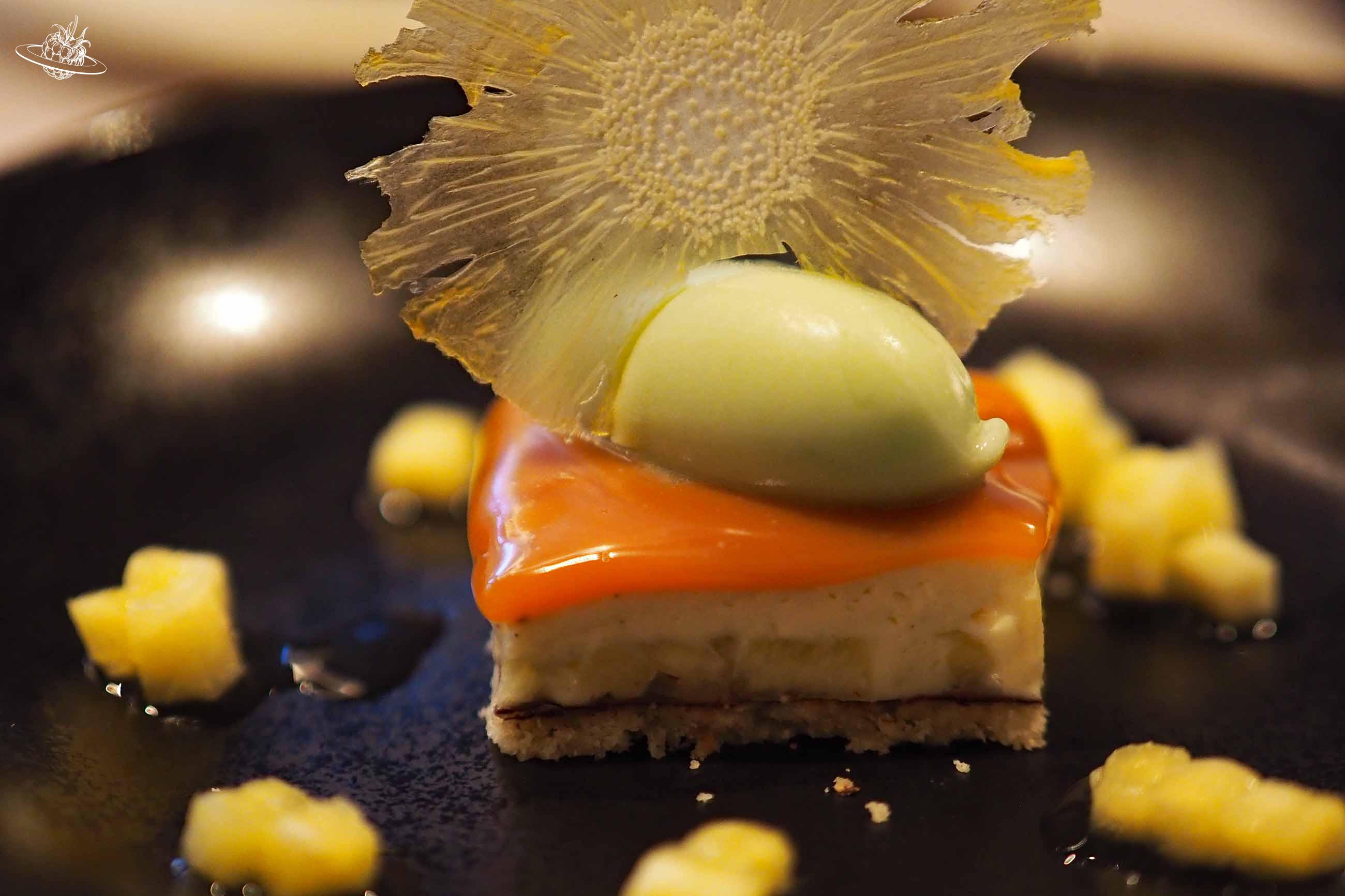 Dessert auf schwarzem Teller