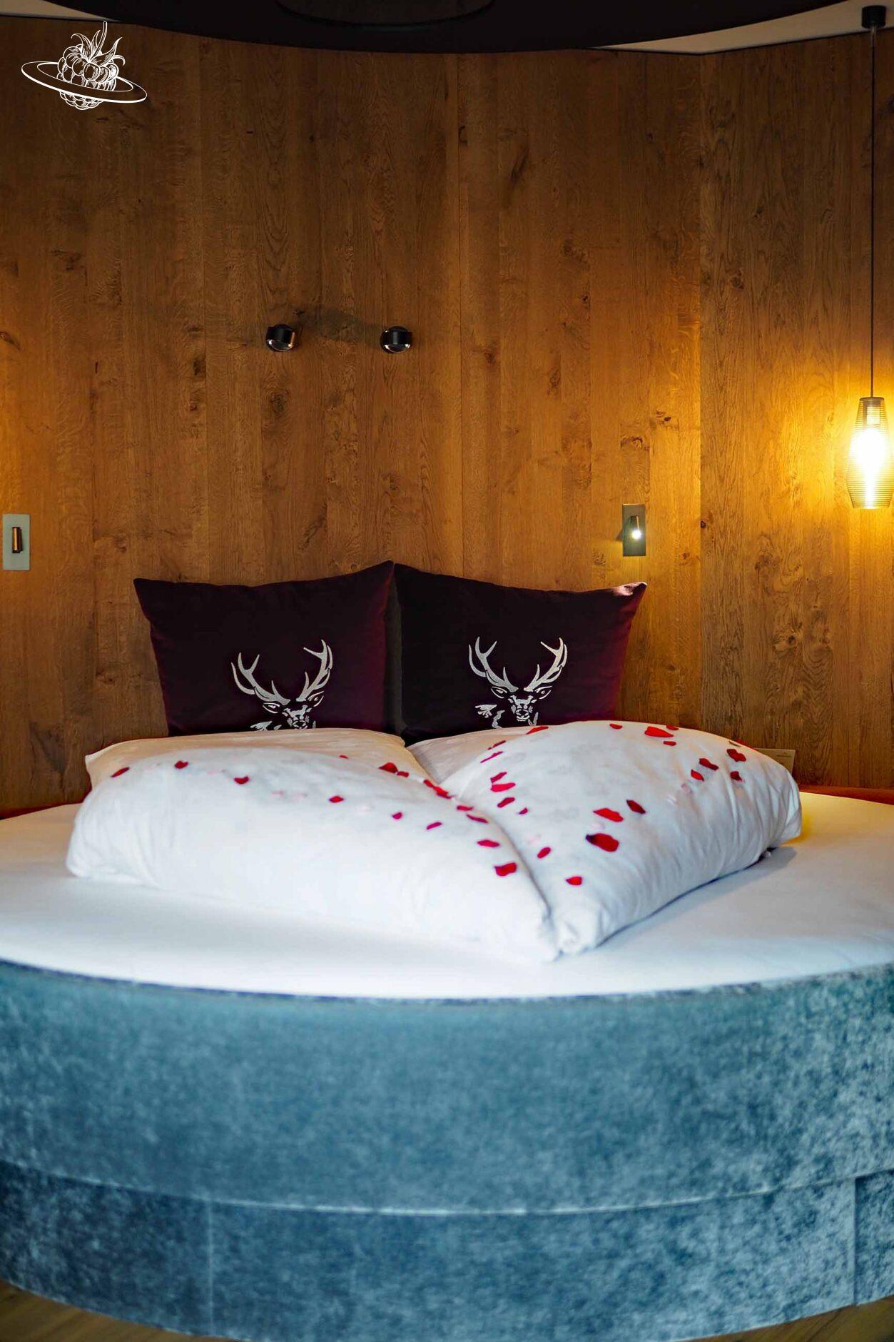 Rundes Bette mit zu einem Herz geformten Douvets