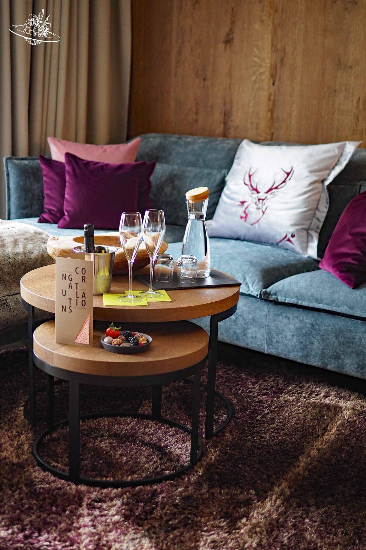 Sitzecke im Hotelzimmer mit Beistelltisch