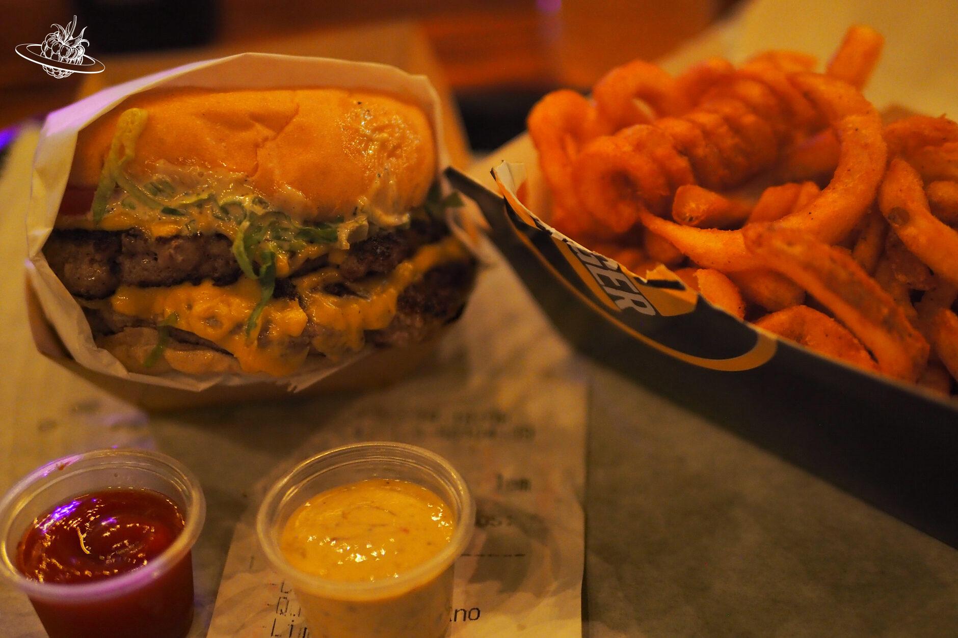 Burger mit Curly Fries