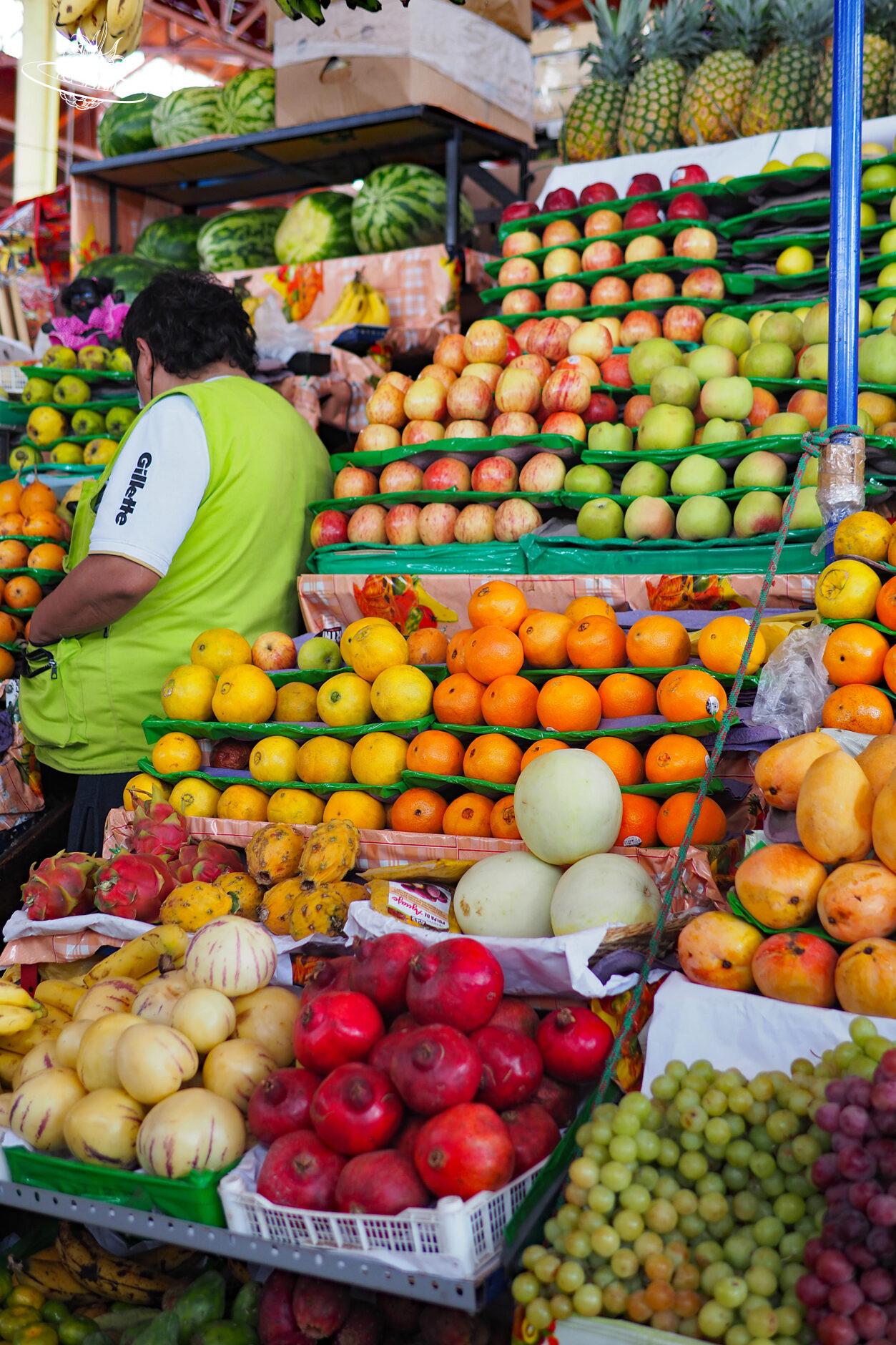 Marktstand mit verschiedenen Früchten