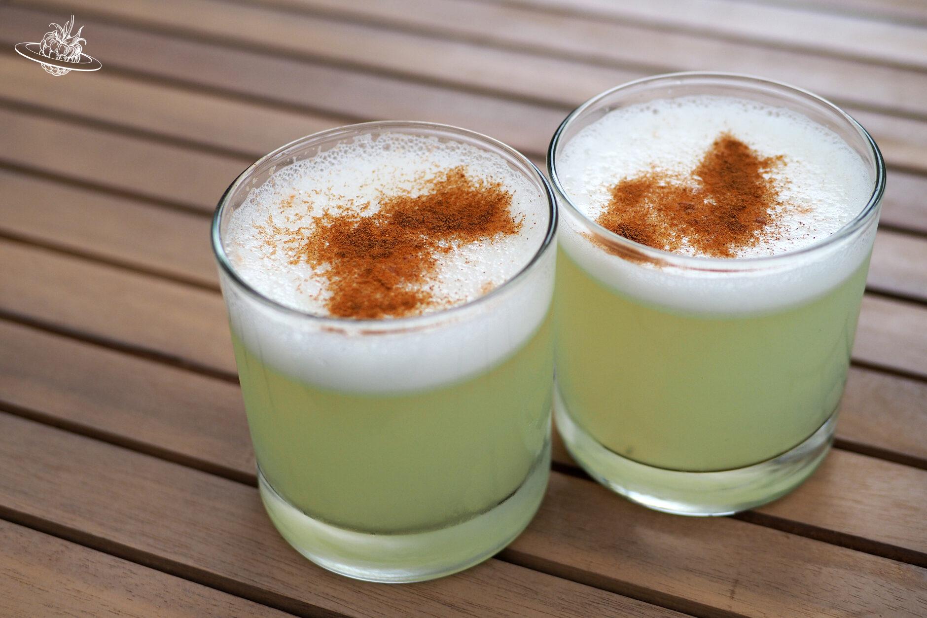 Zwei Glässer mit Pisco Sour