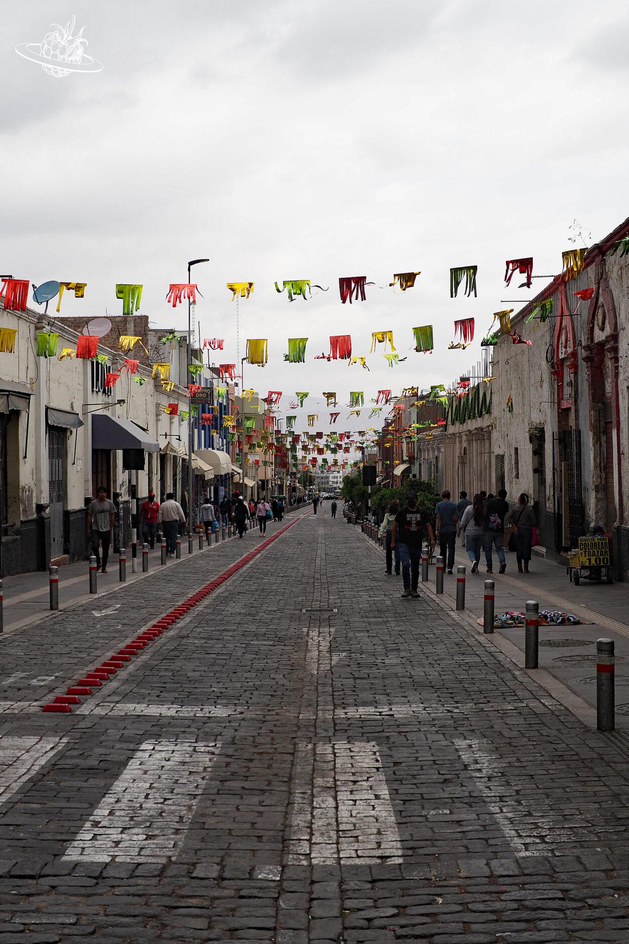 Strasse mit bunten Fähnchen