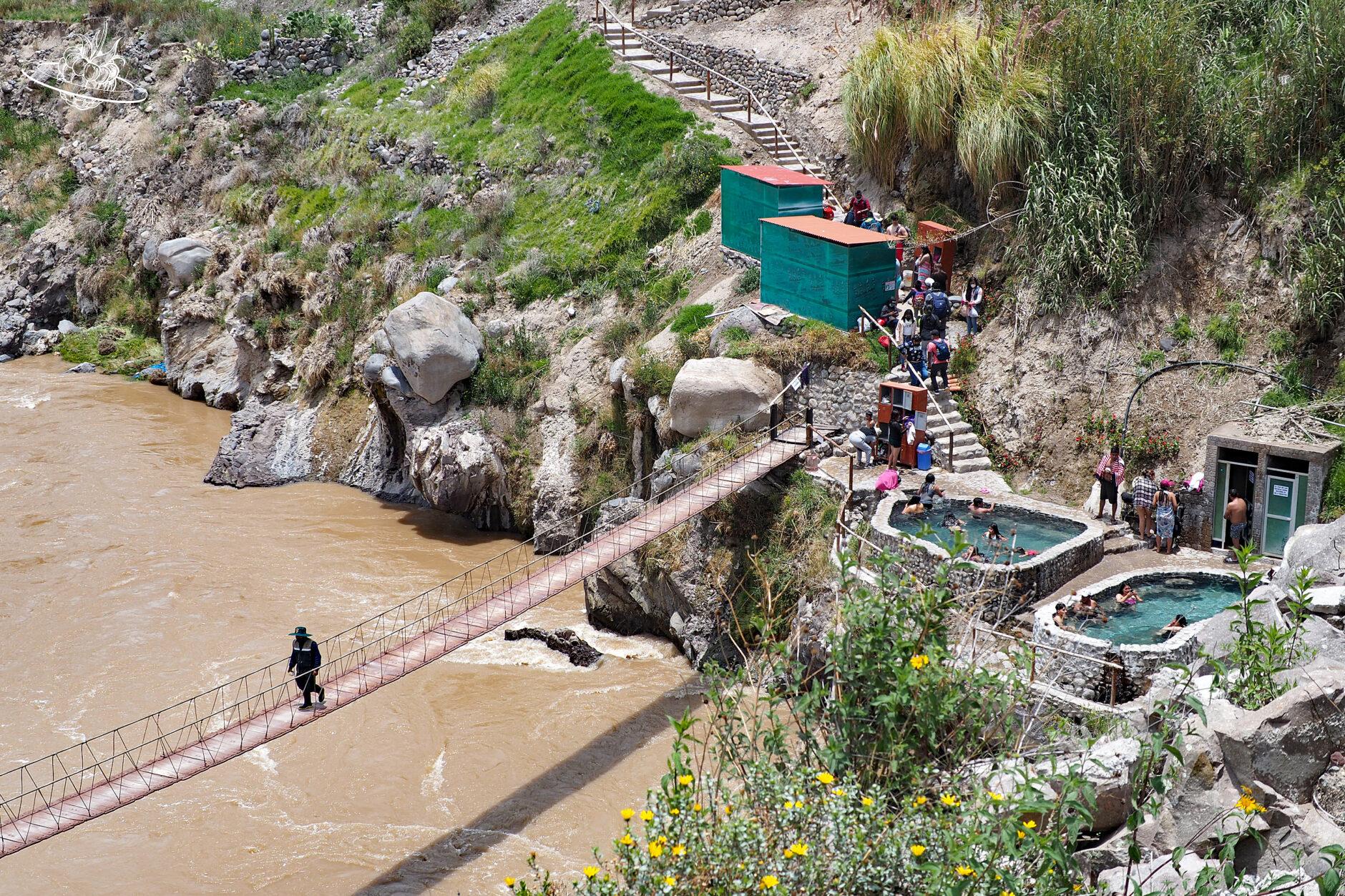 Blick auf die Bäder und die Hängebrücke