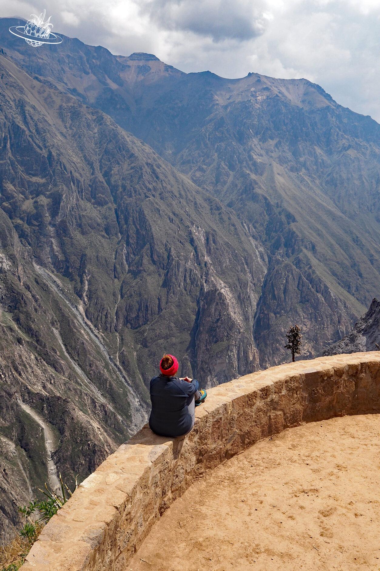 Andrea sitzt am Abgrund der Schlucht