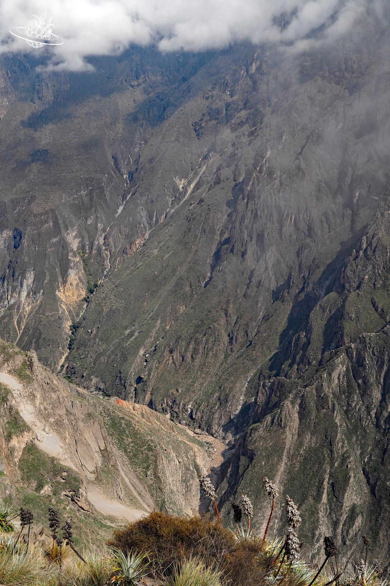 Blick in die tiefe Schlucht und dem wilden Bergfluss