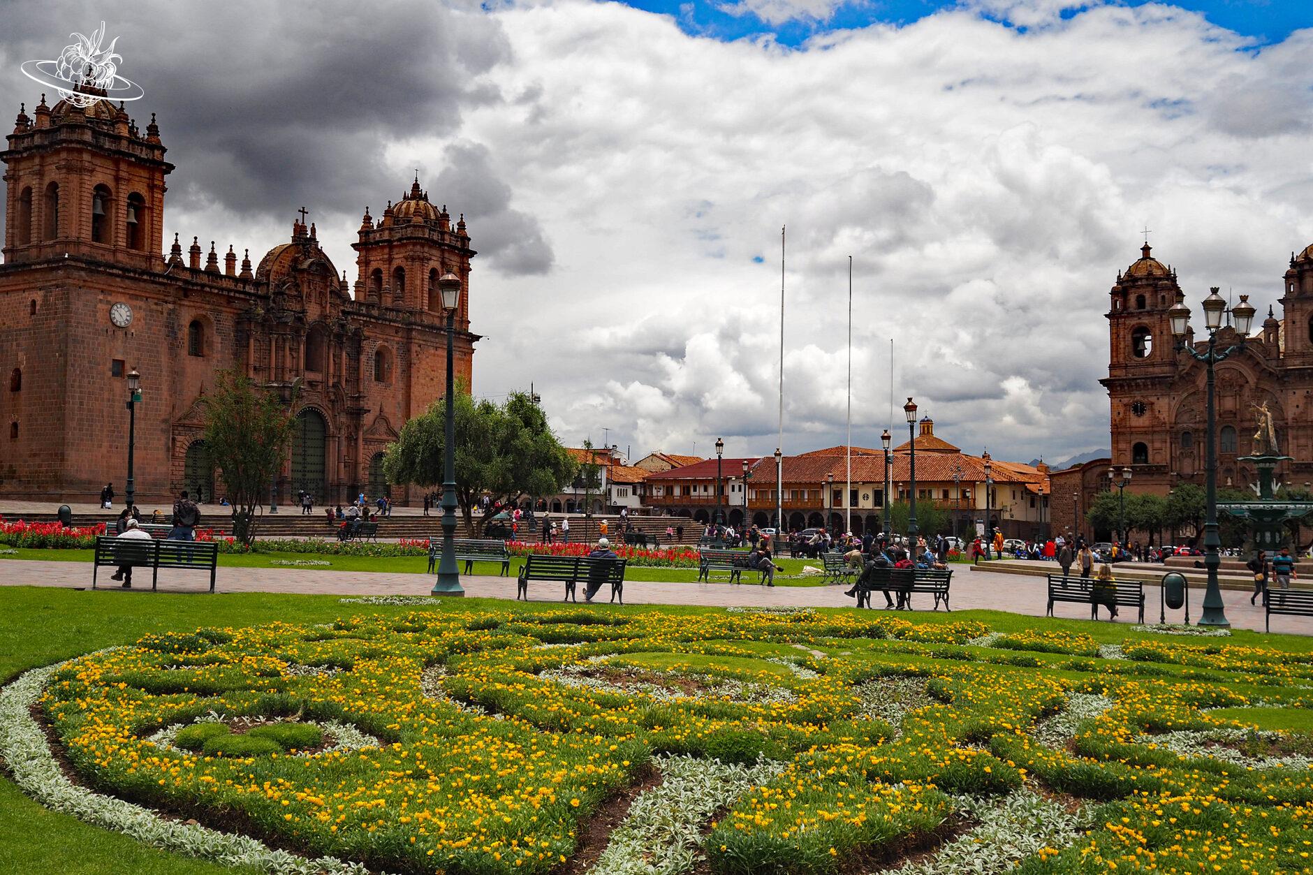 Zentraler Platz von Cusco mit einer Kirche im Hintergrund