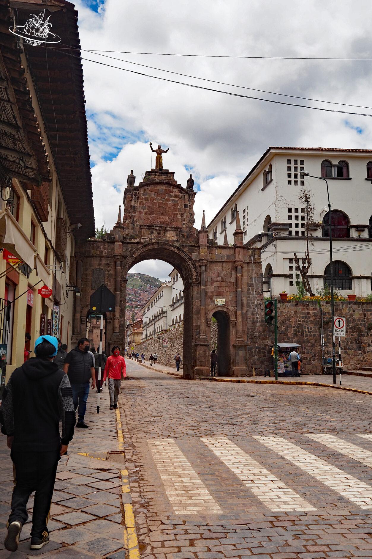 Torbogen an einer Strasse in Cusco