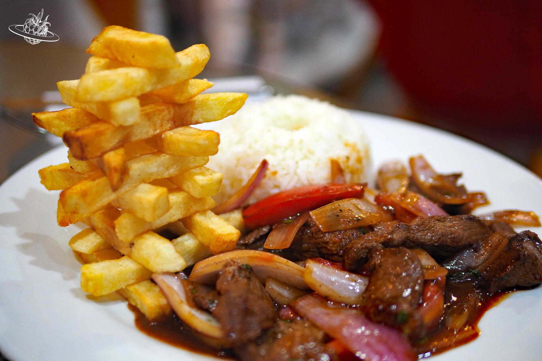 Gericht mit Fleisch an Gemüse und Pommes