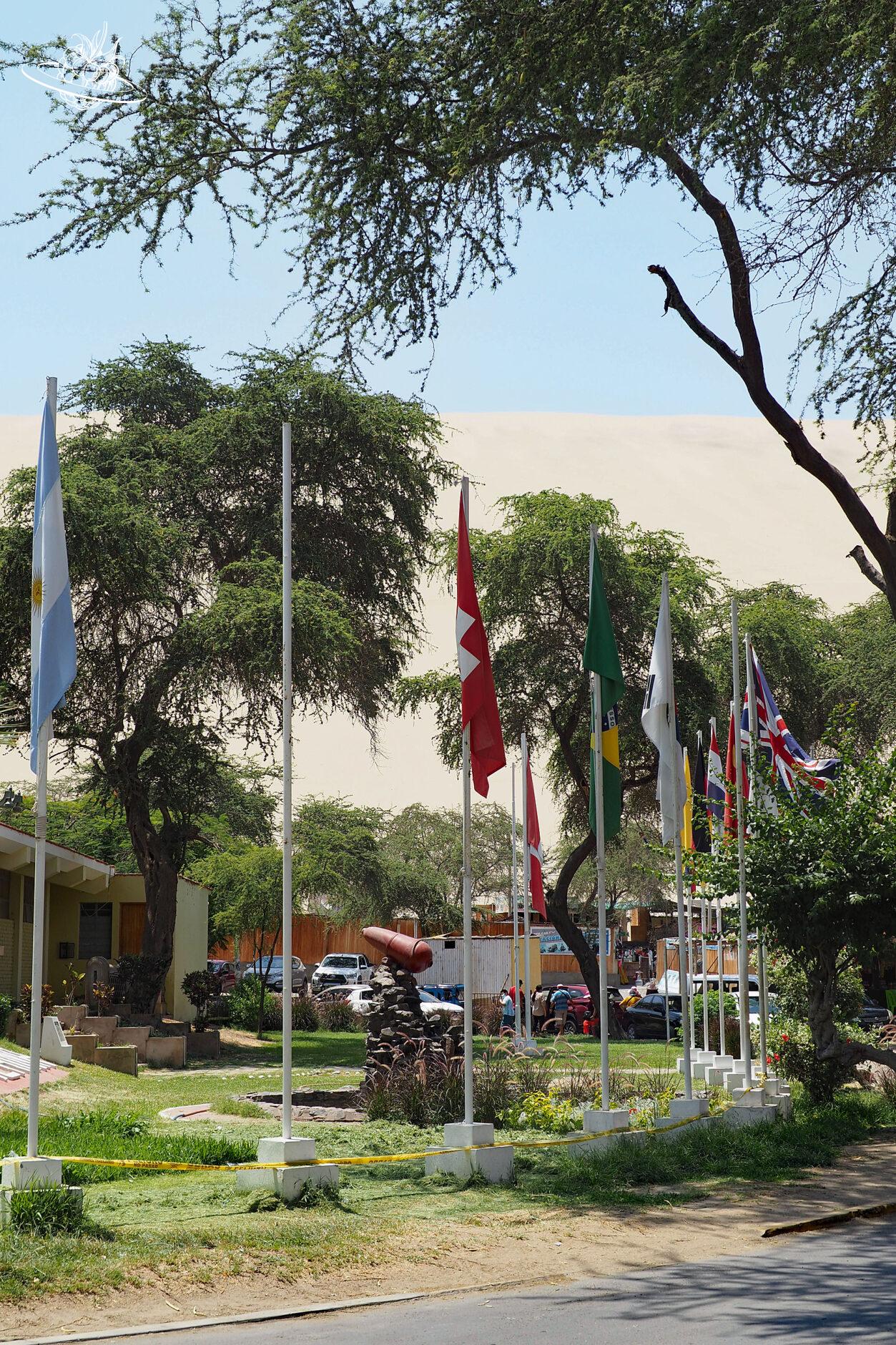 Verschiedene Landesflaggen an einem Platz