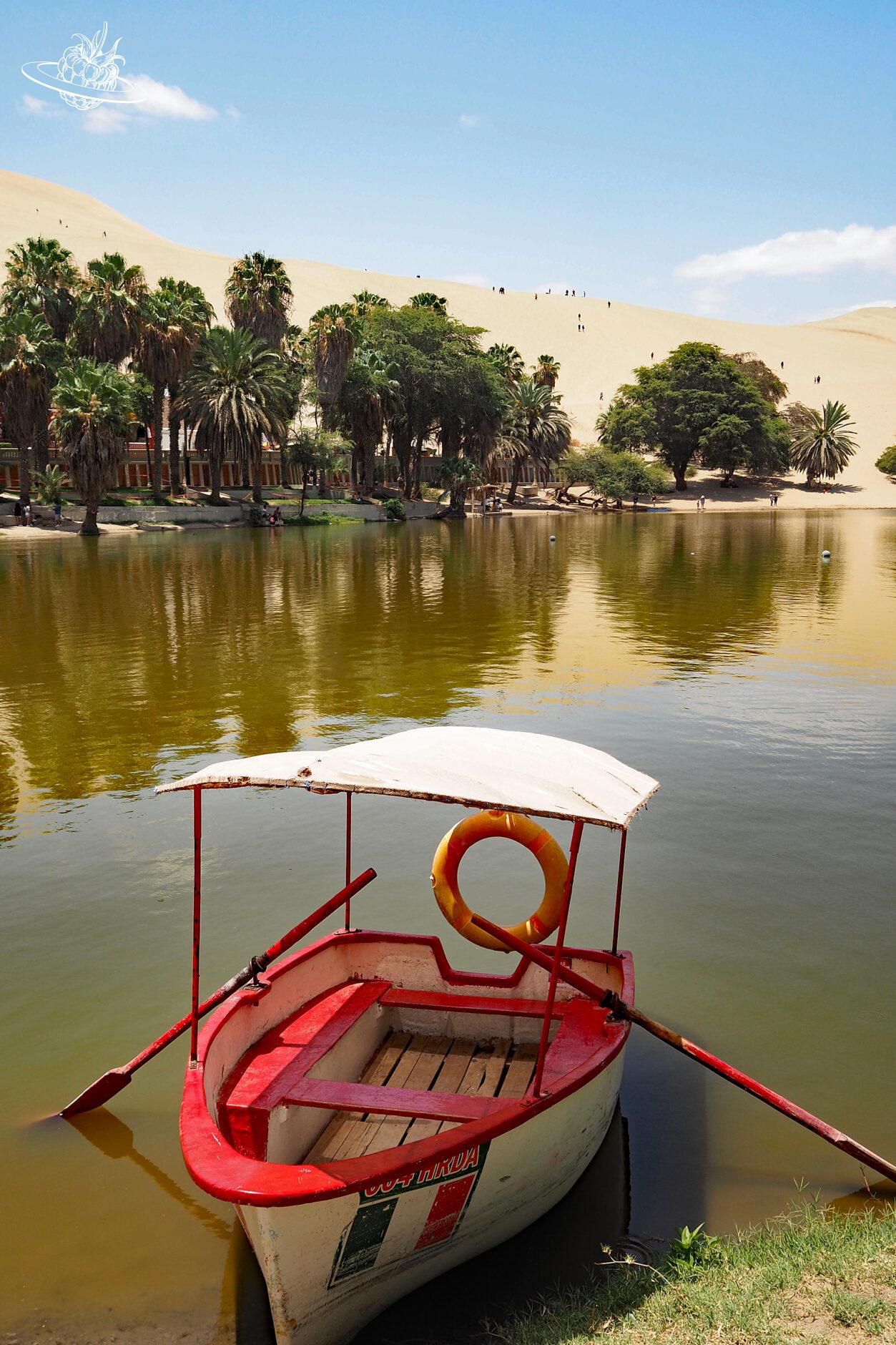 Roter Ruderboot auf dem See