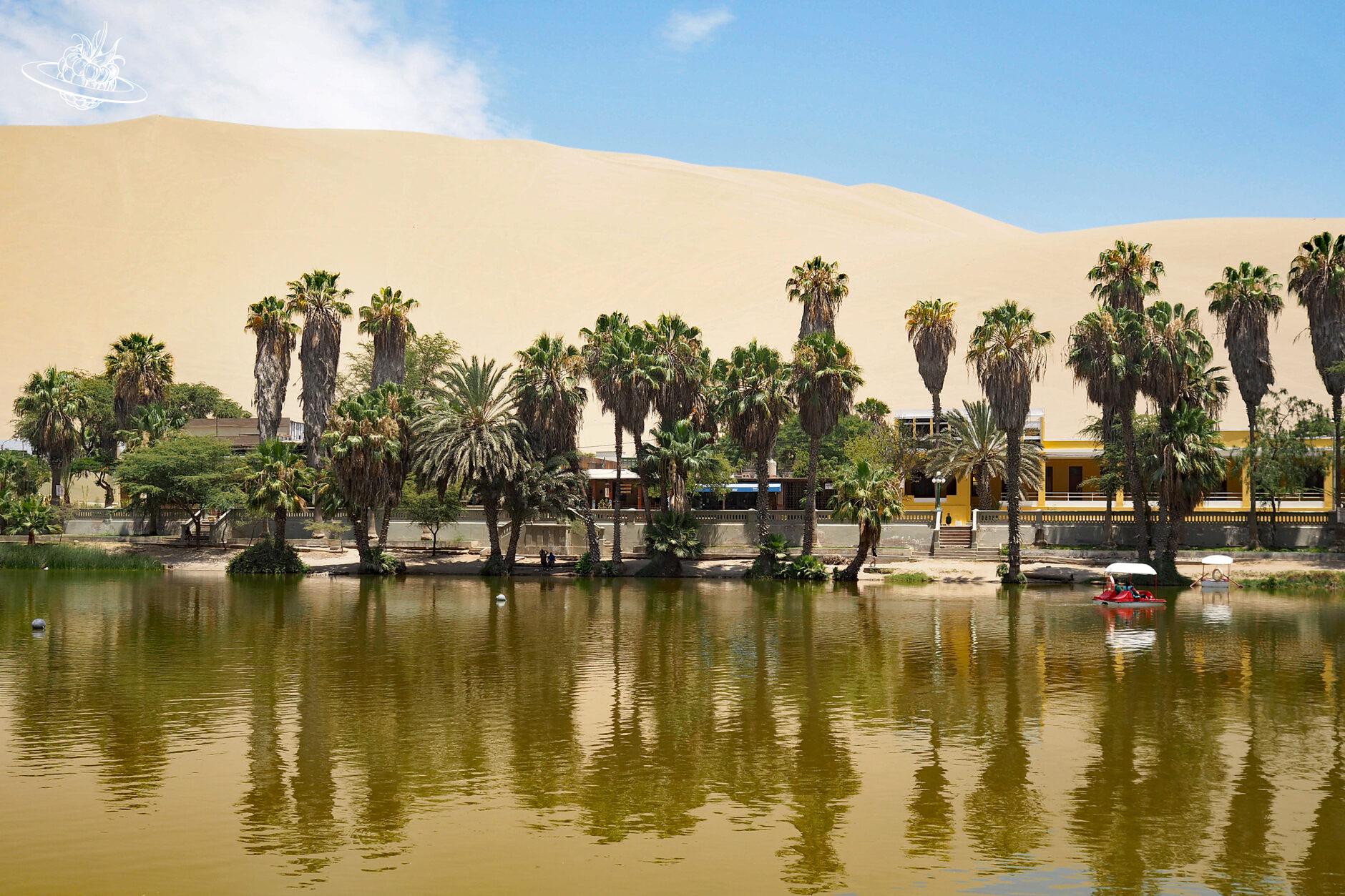 See mit grosser Düne im Hintergrund