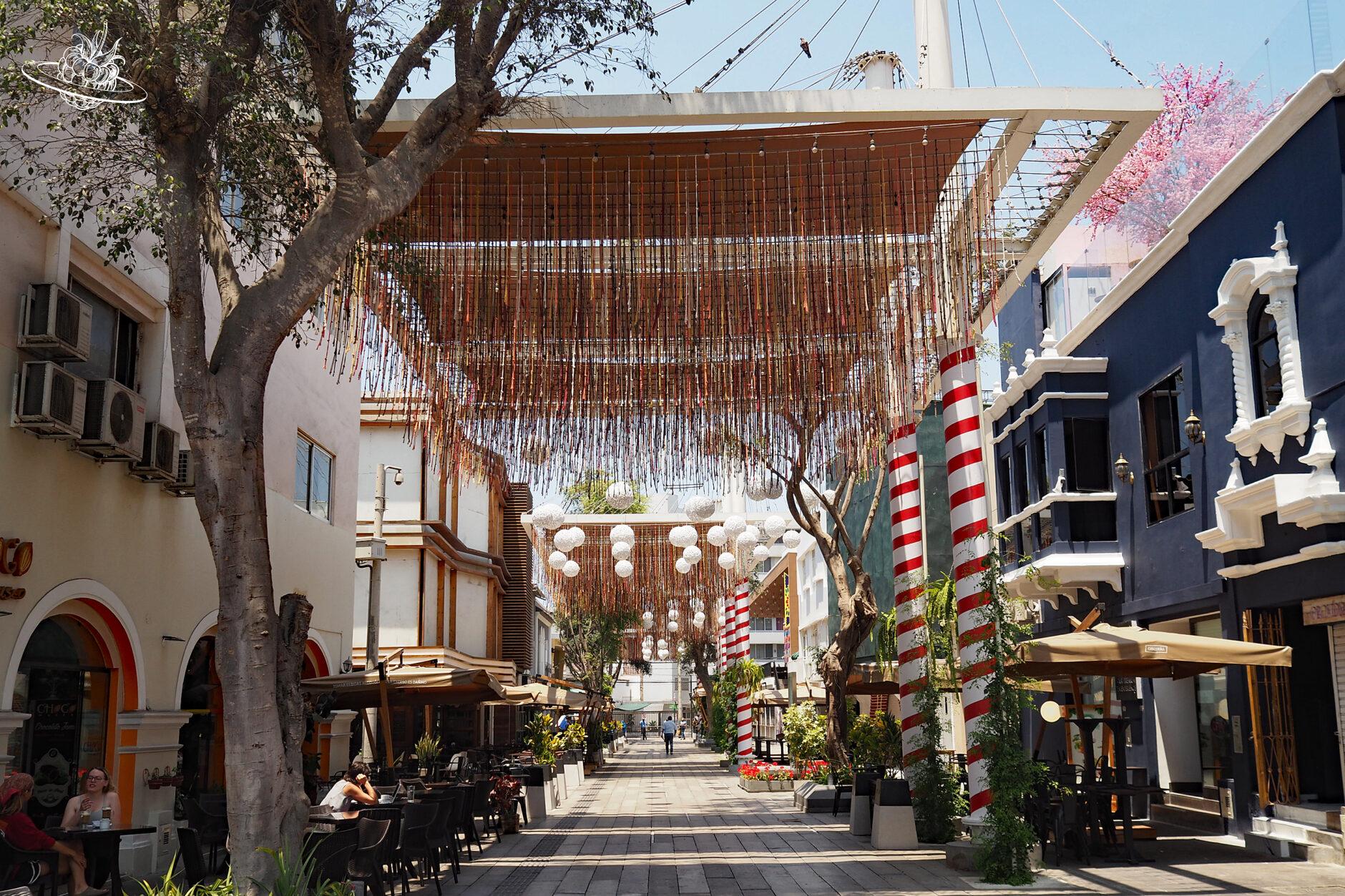 Schön dekorierte Strasse in Lima