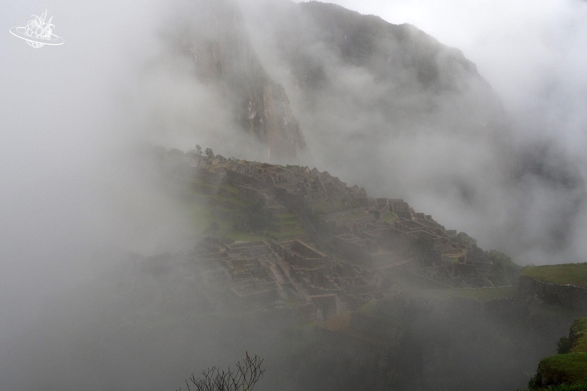 Der Machu Picchu im dichten Nebel