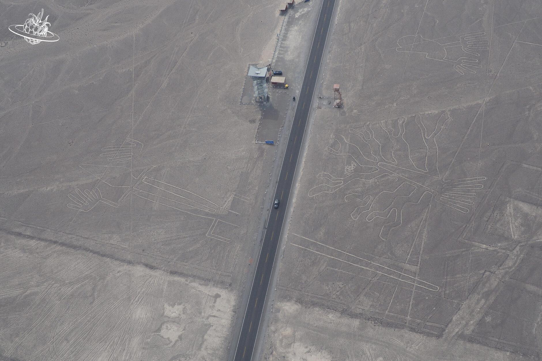 Verschiedene Figuren direkt an der Strasse