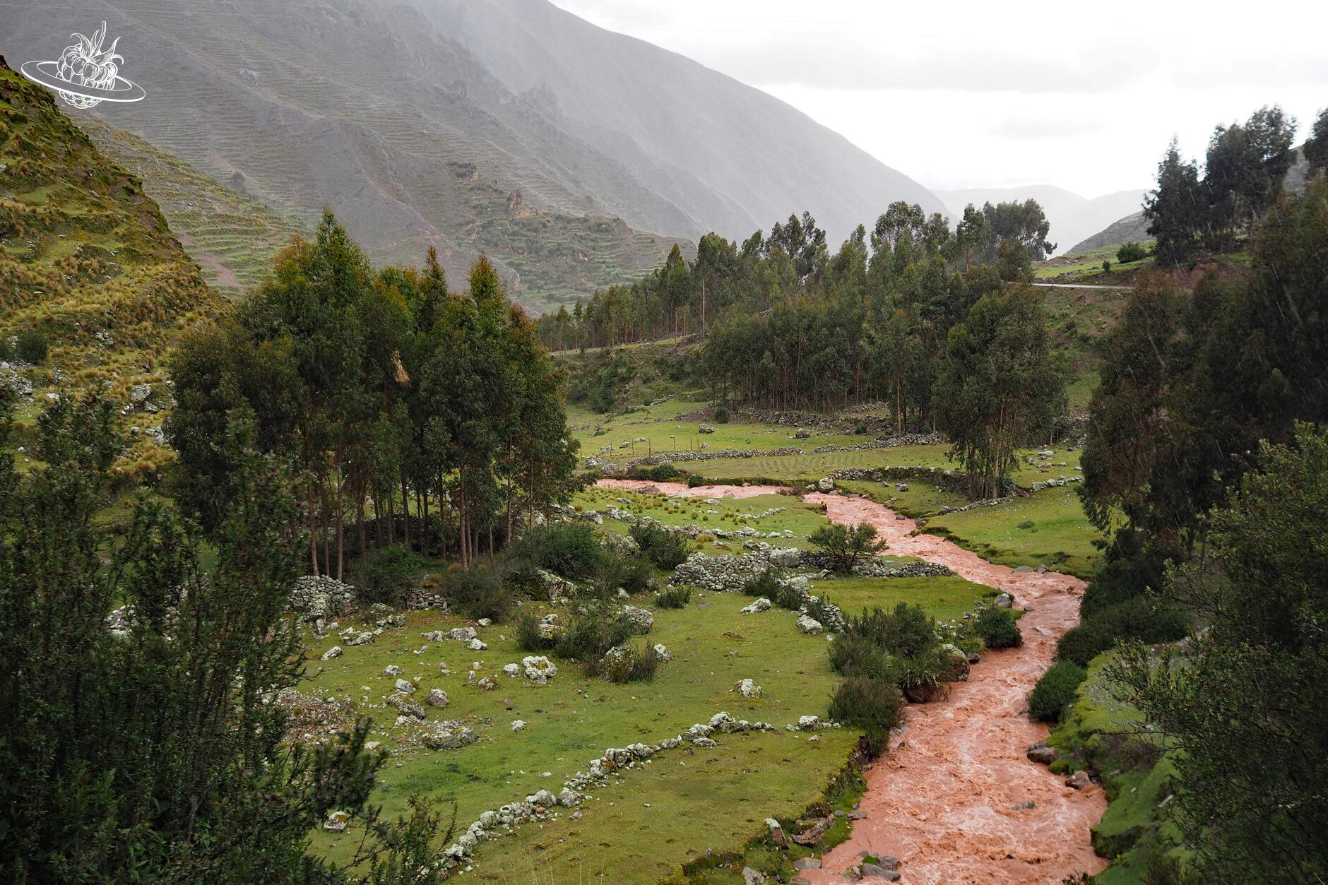 Roter Fluss, der ein grünes Tal durchfliesst