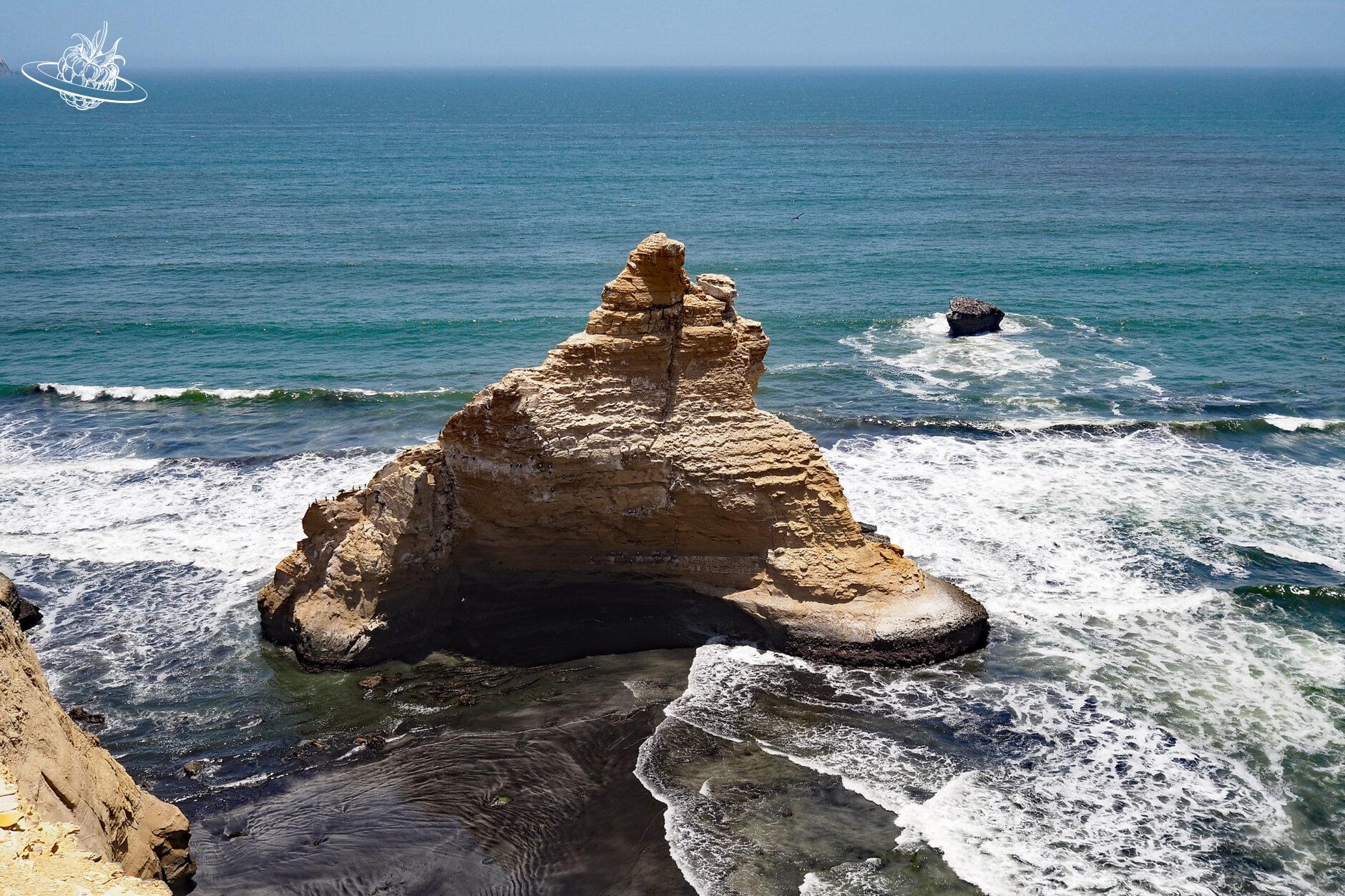 Einsame Felsformation in der Brandung