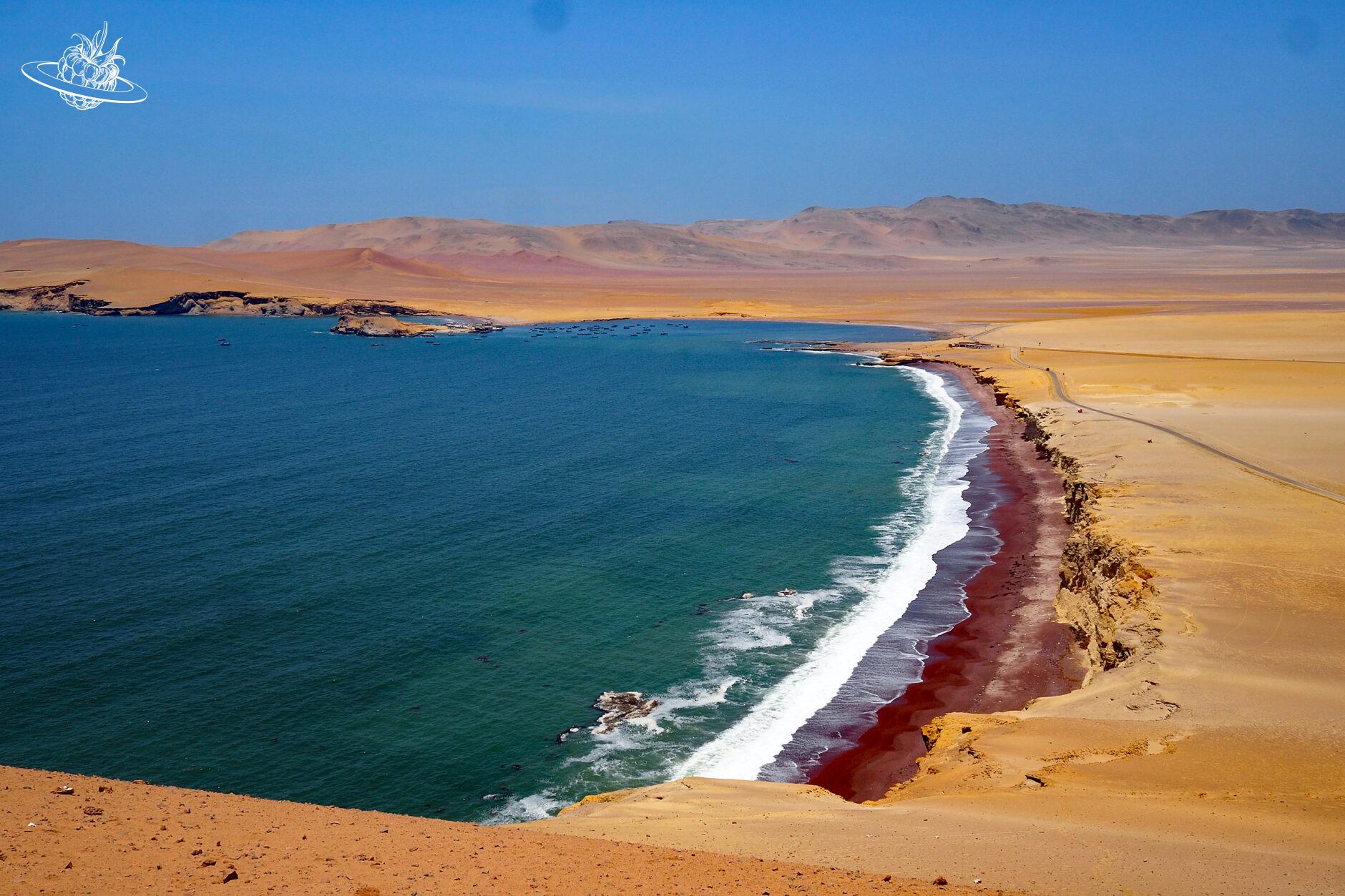 Roter Strand am Meer