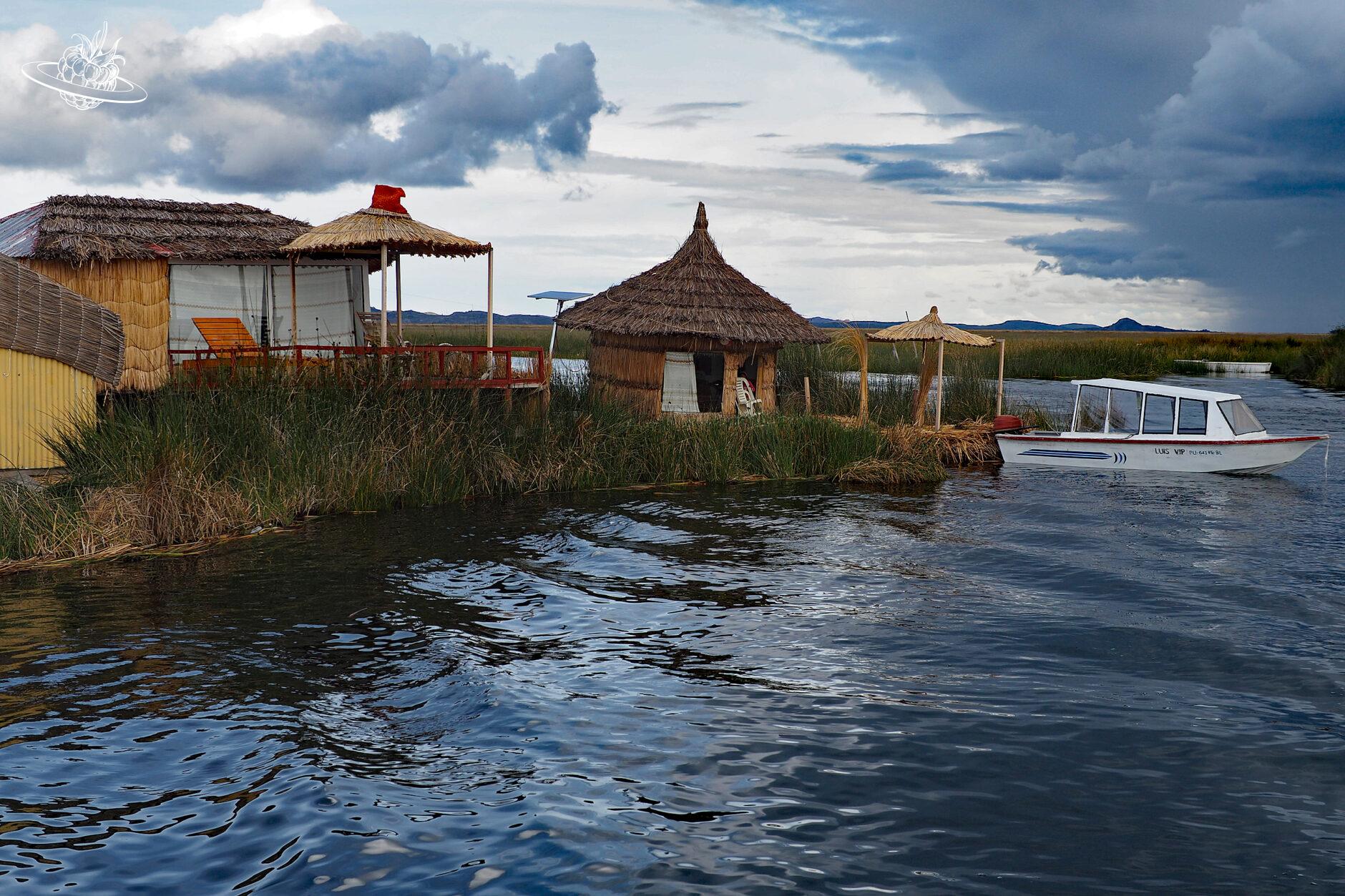 Schwimmende Insel mit zwei Gebäuden