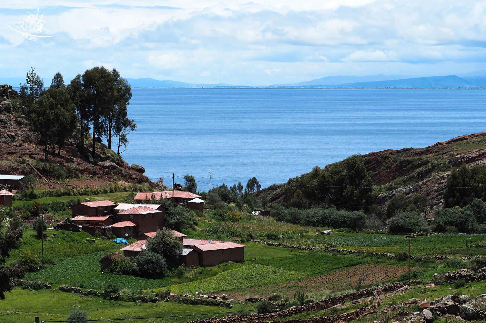 Häuser und Felder auf der Insel Taquile