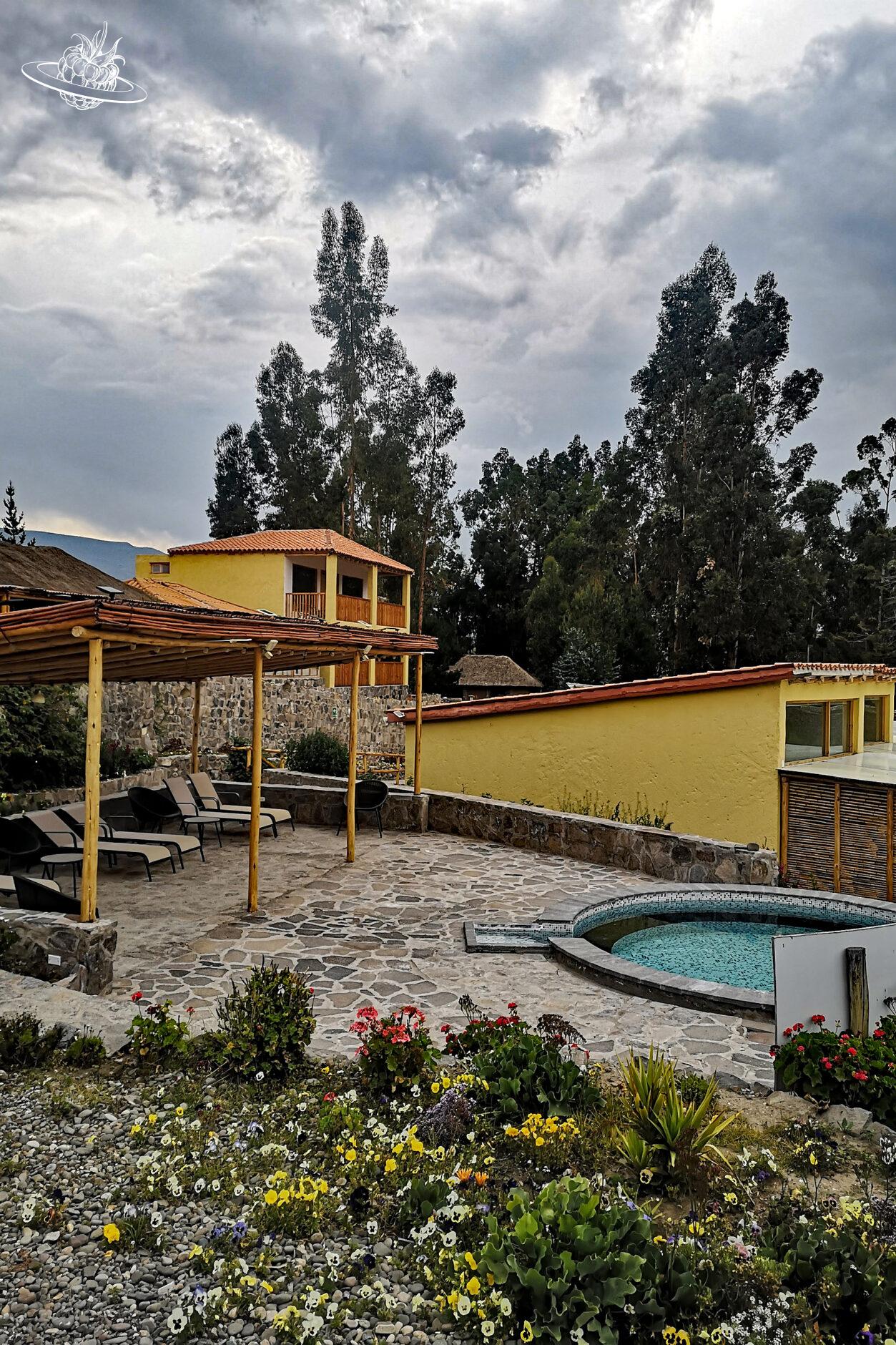 Pool und Liegestühle im Hotel