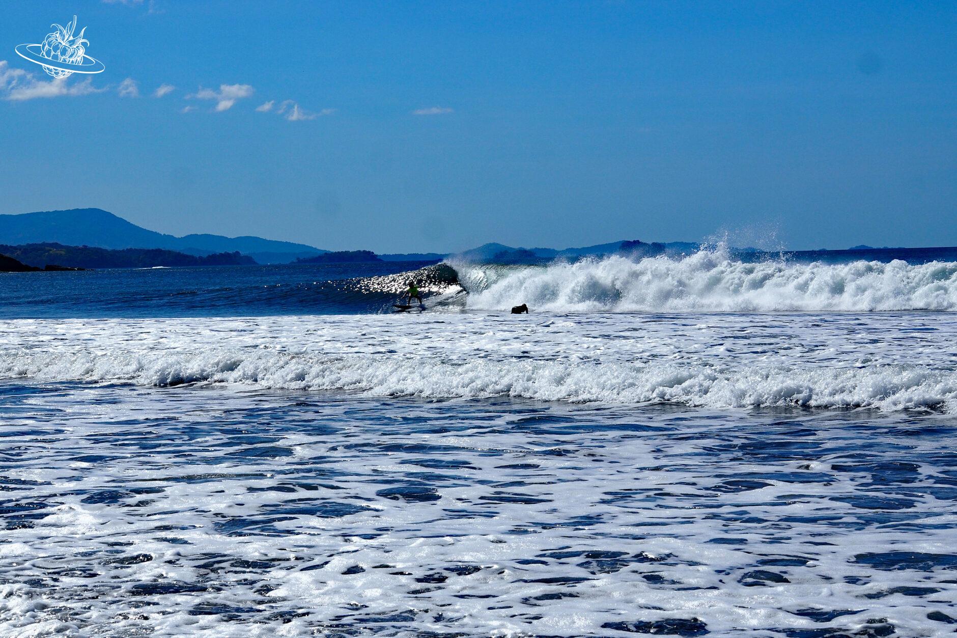 Surfer am Wellenreiten