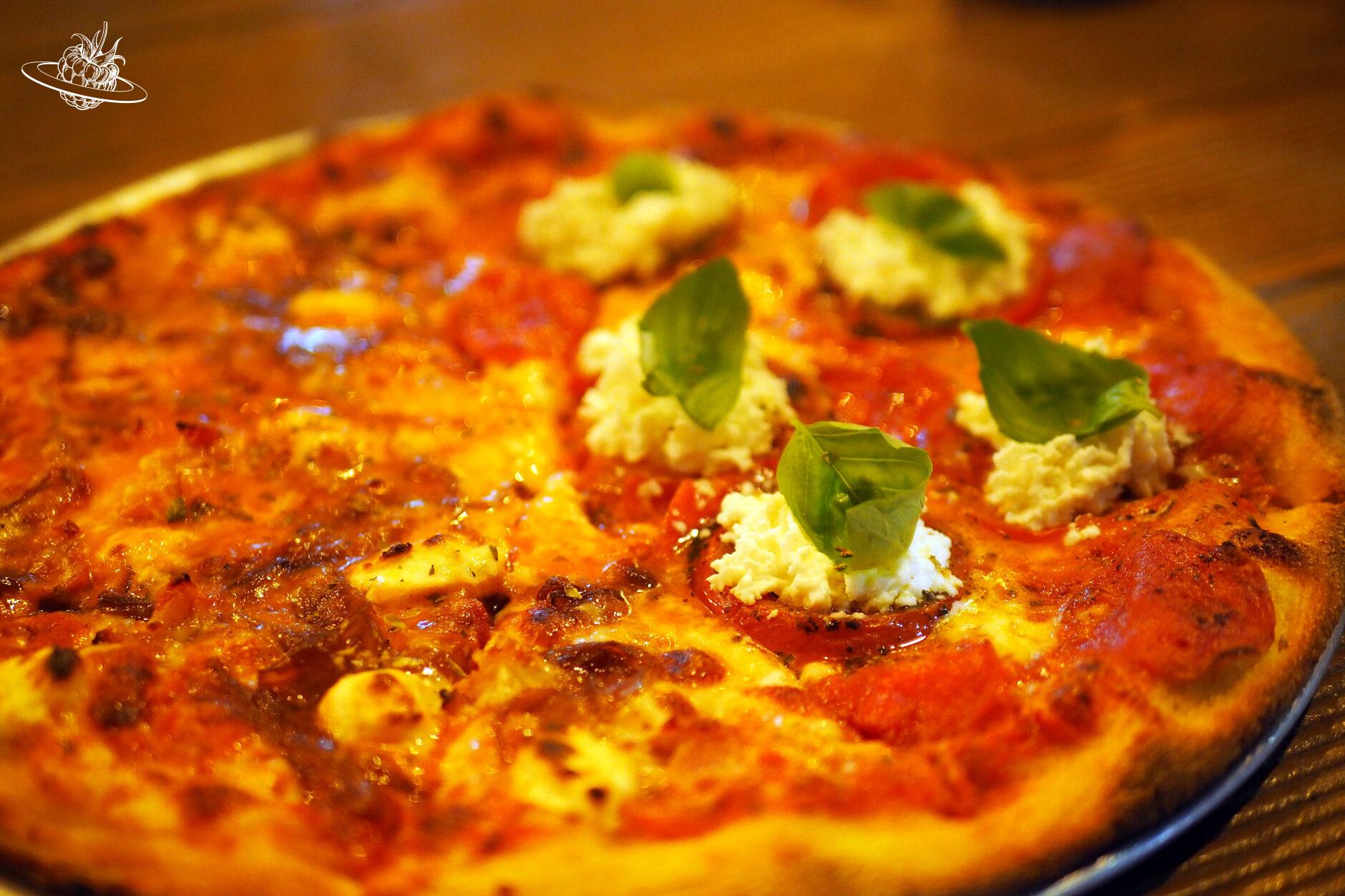 Pizza halbteilig belegt