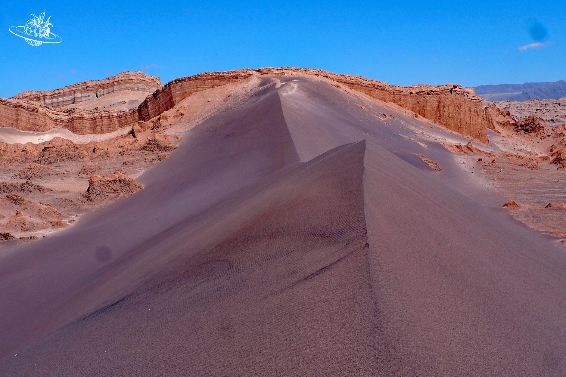 sanddüne und felsen im hintergrund